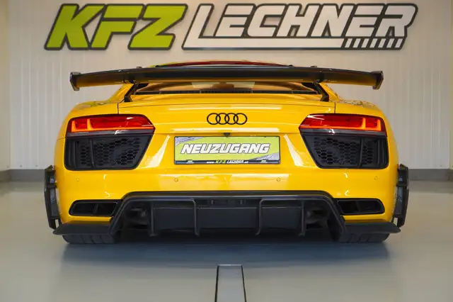 Audi R8 view 5