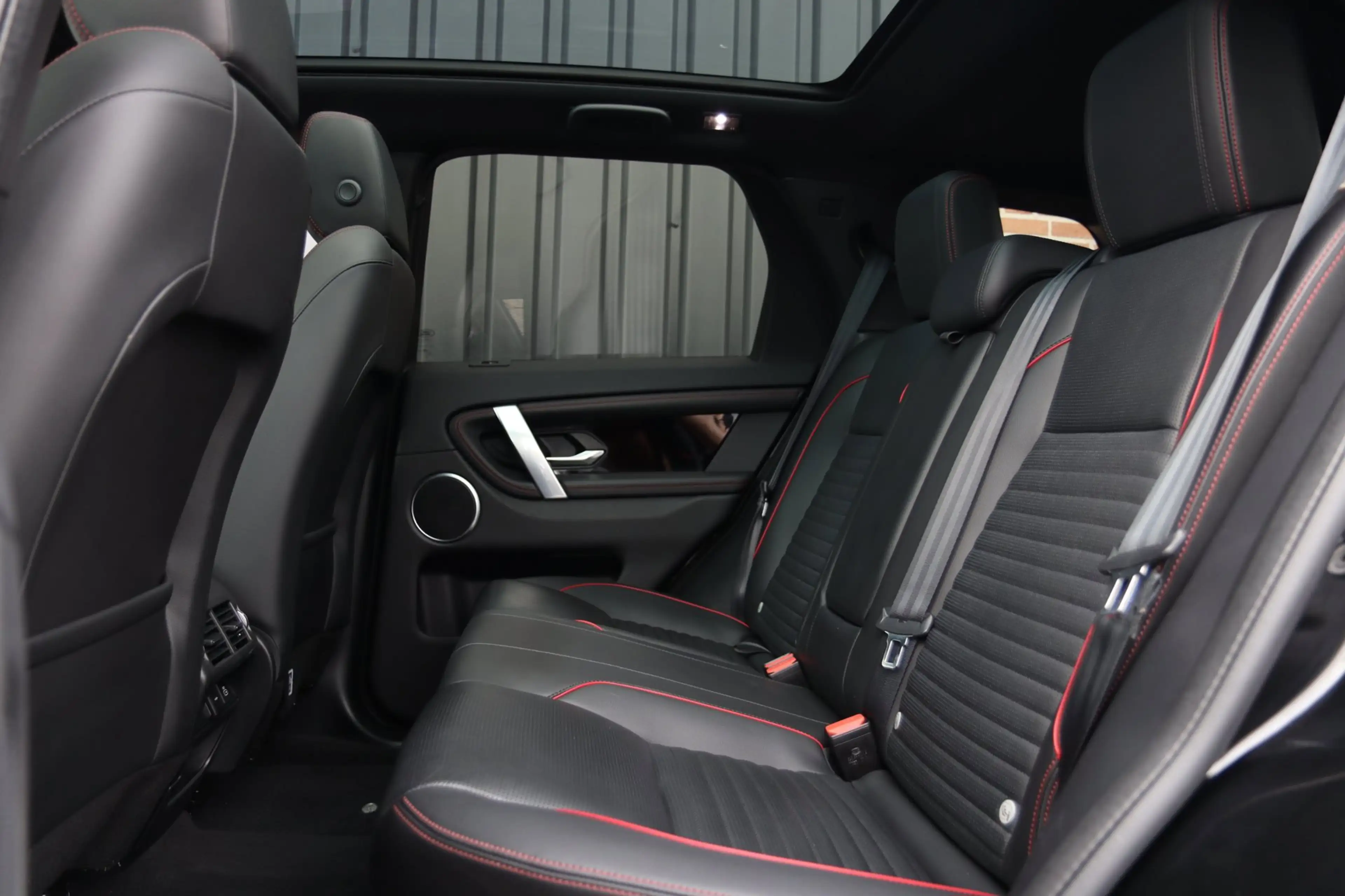 Land Rover Discovery Sport P300e 1.5 R-Dynamic S Black Edition / PANO / ACC / — photo 21