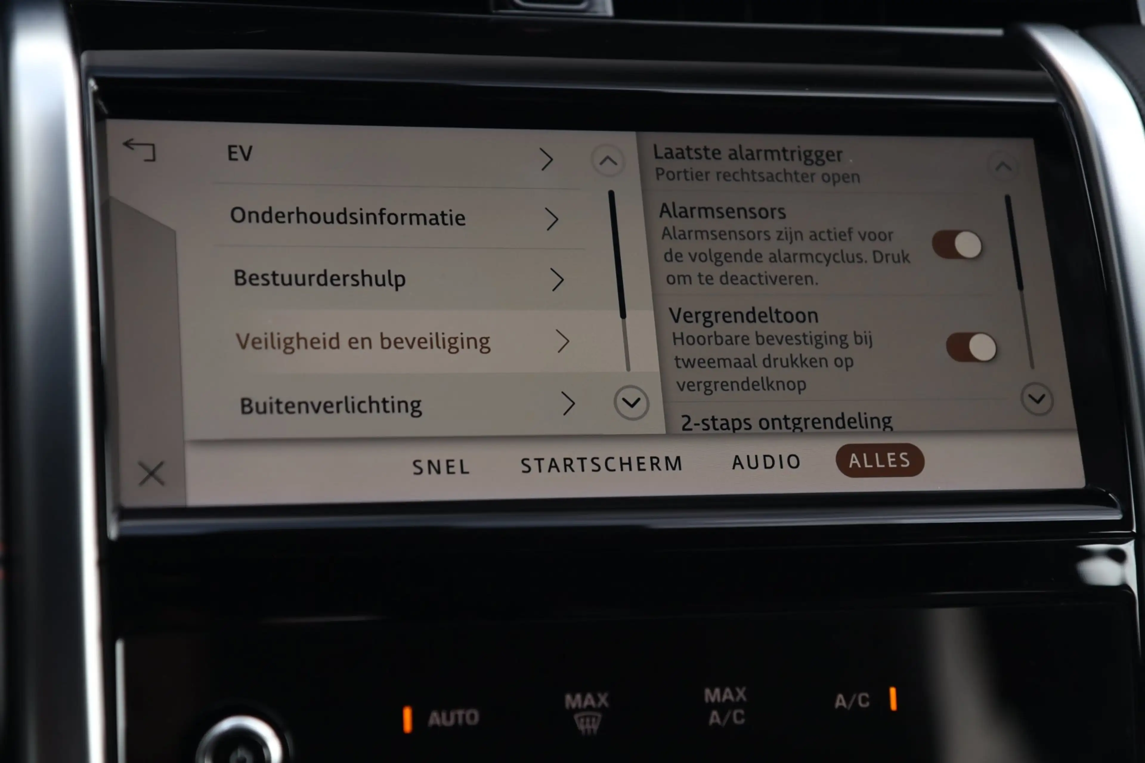 Land Rover Discovery Sport P300e 1.5 R-Dynamic S Black Edition / PANO / ACC / — photo 15