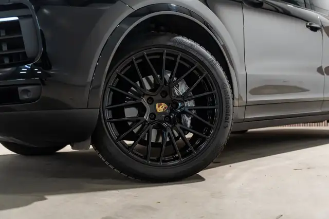 Porsche Cayenne view 3
