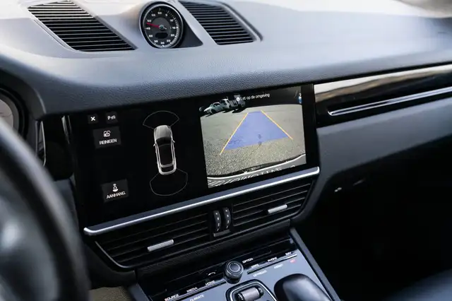 Porsche Cayenne view 29
