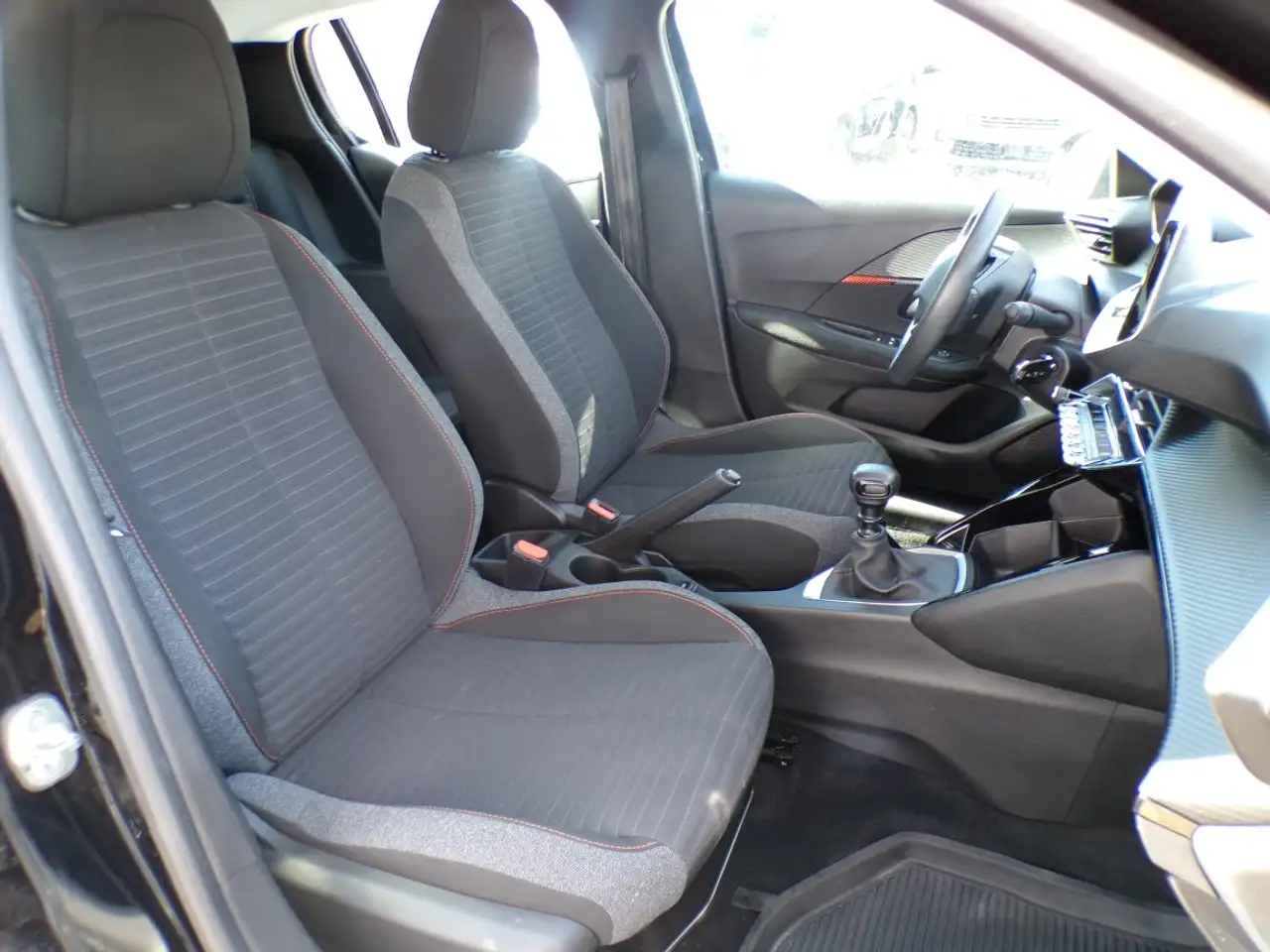 Peugeot 208 208 — photo 11