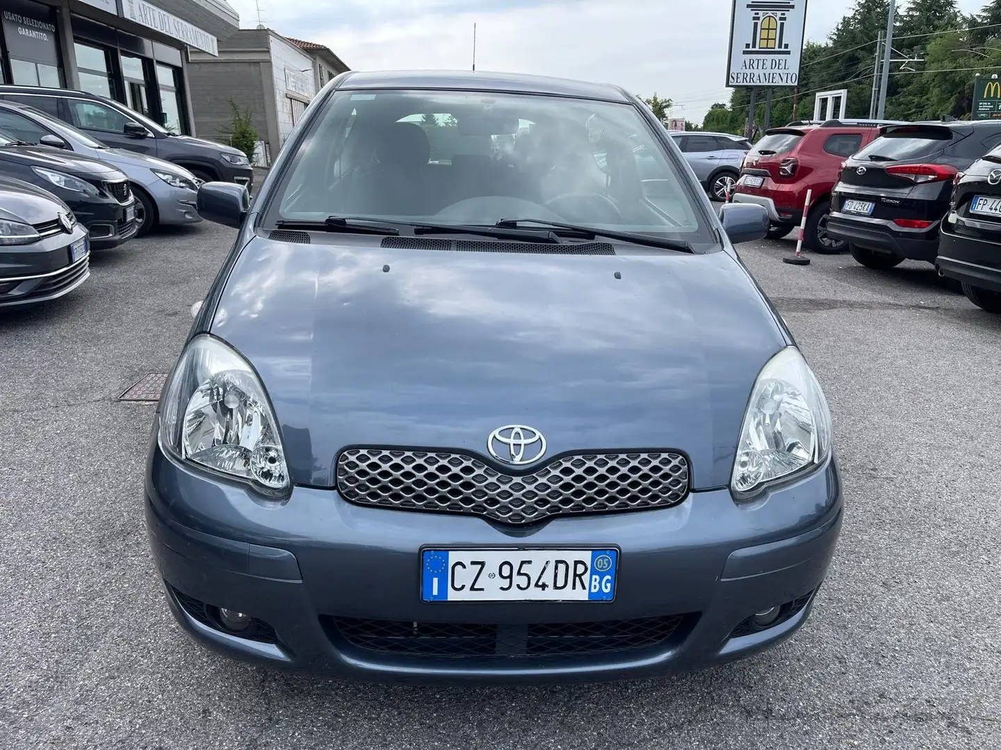 Toyota Yaris 3p 1.0 Expo s/clima Gris - 2