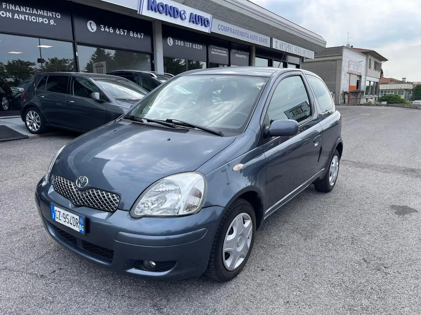 Toyota Yaris 3p 1.0 Expo s/clima Gris - 1