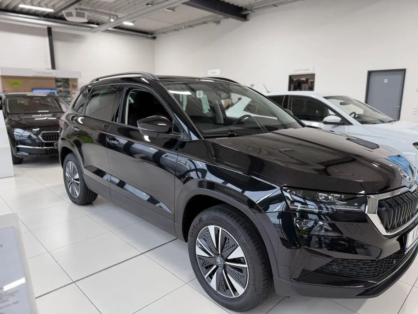 Skoda Karoq Tour 4x4 Schwarz - 2