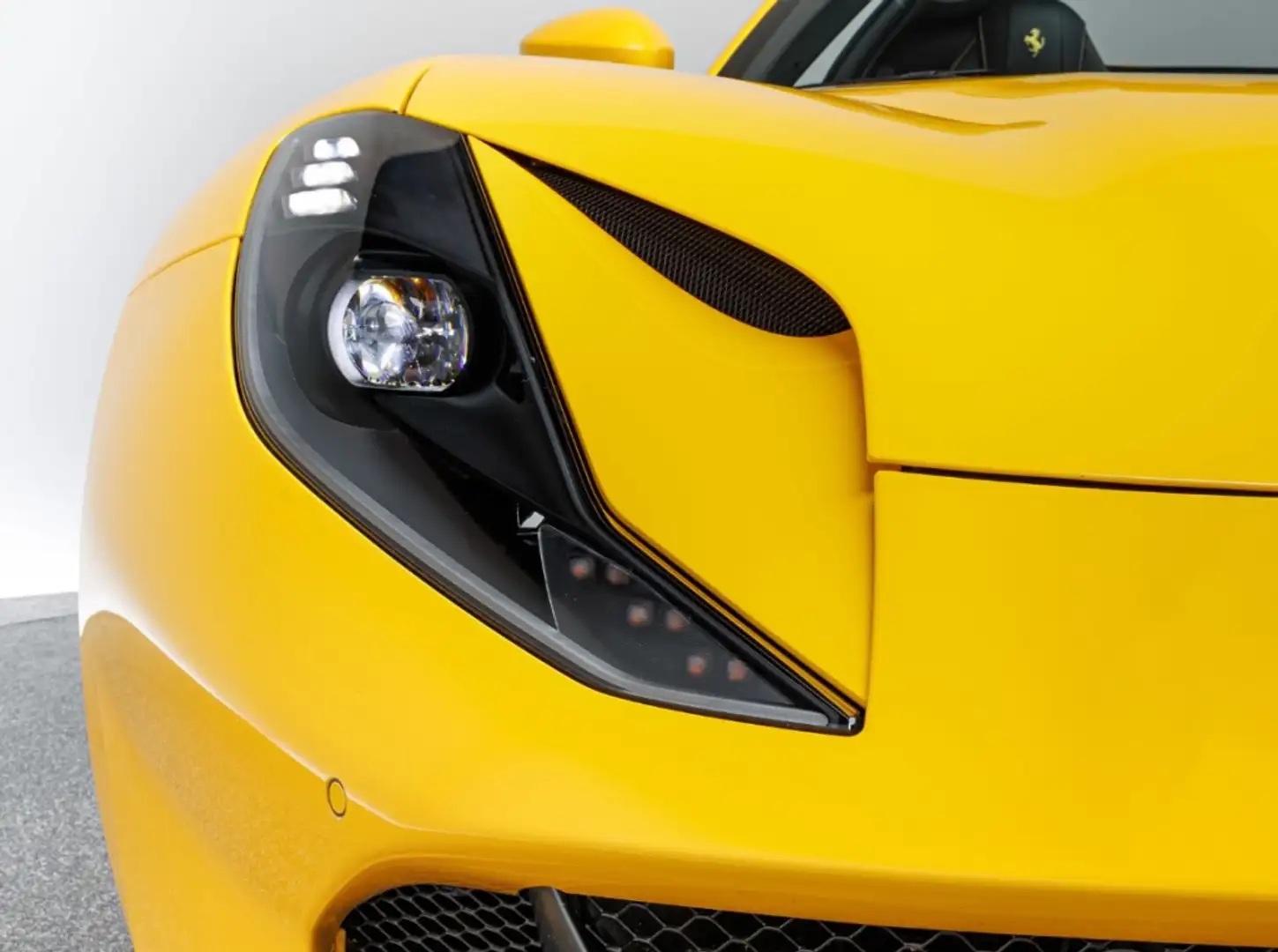 Ferrari 812 GTS Amarillo - 2