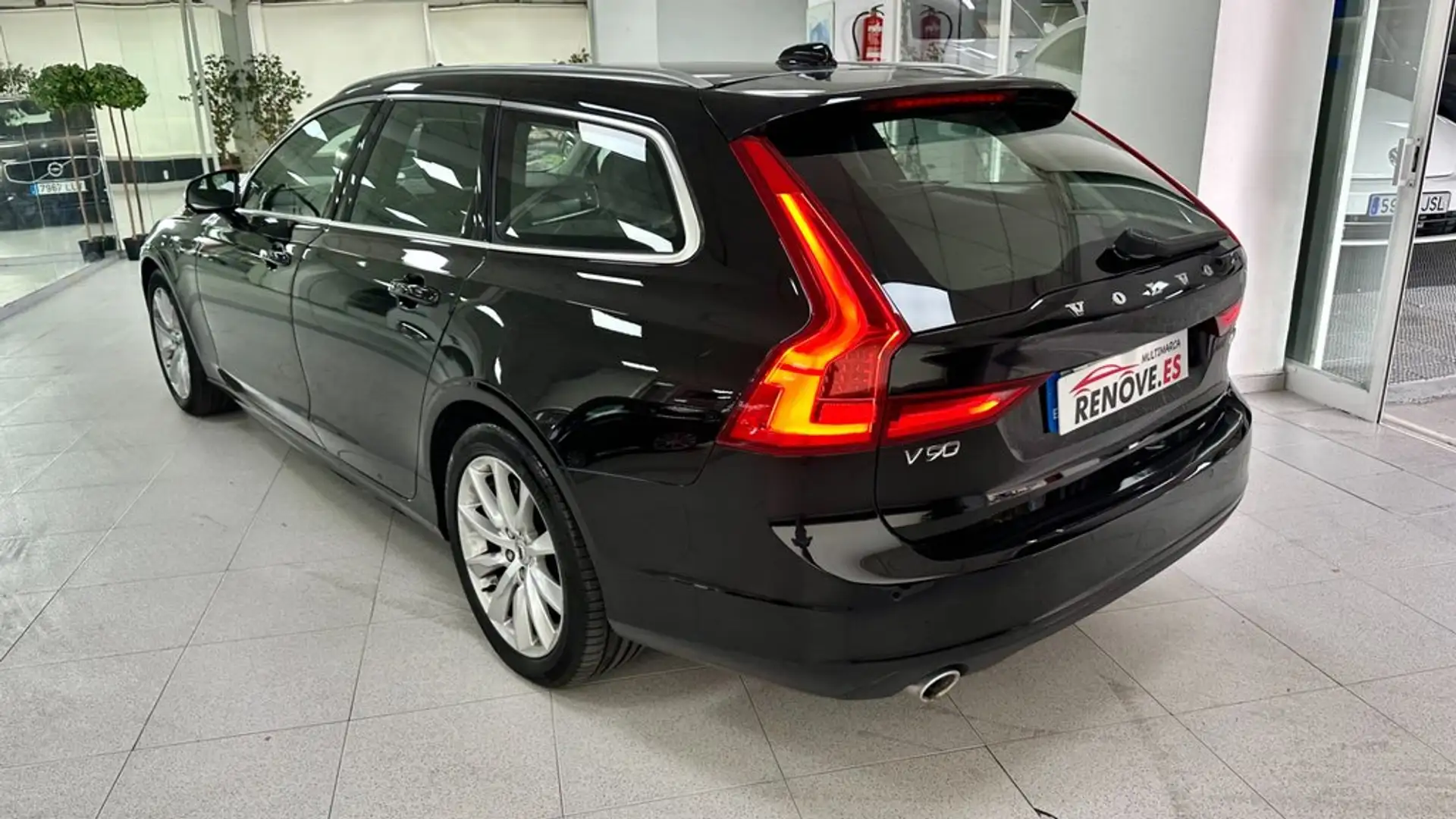 Volvo V90 D4 Momentum Pro Aut. Noir - 2