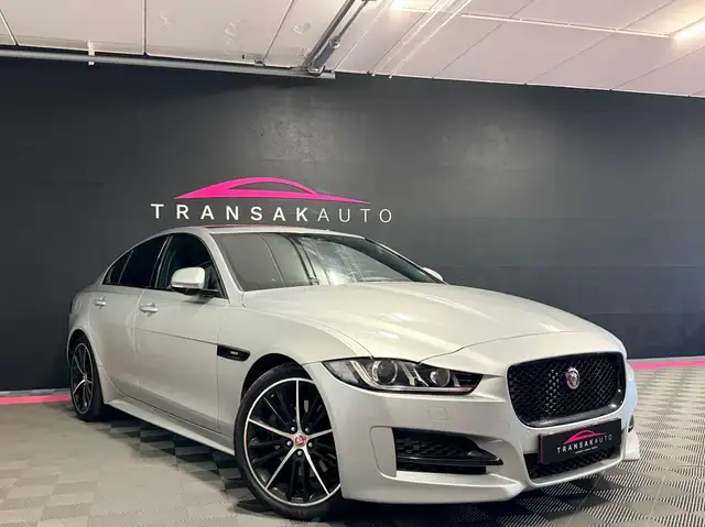 Jaguar XE 2.0 T R-Sport — Toit ouvrant — Caméra — Cuir