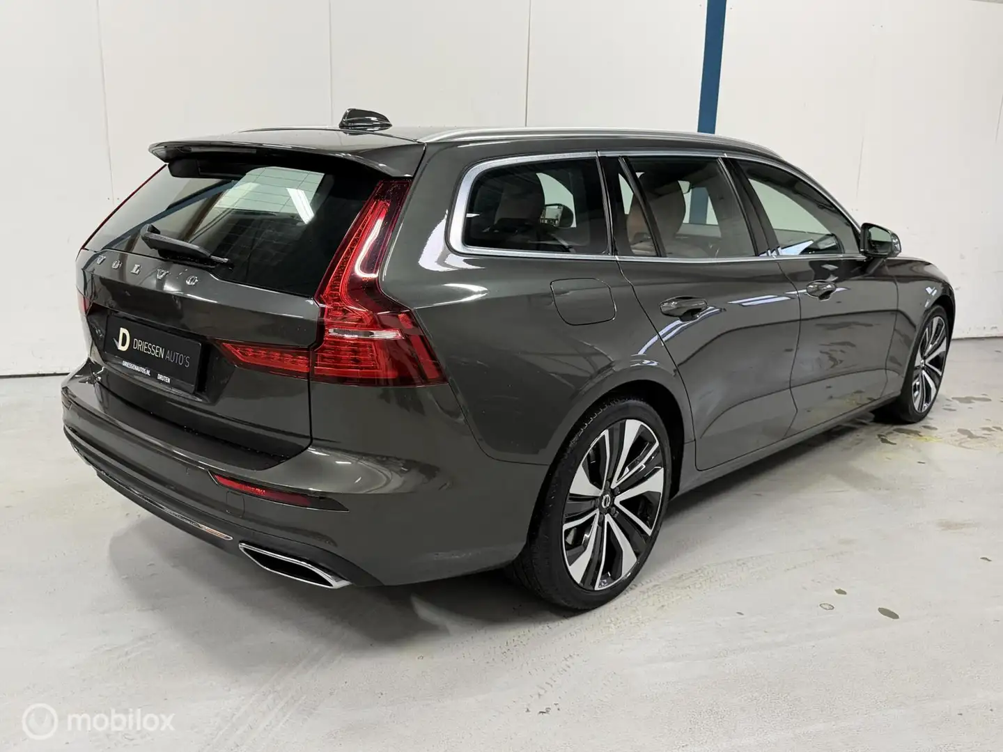 Volvo V60 2.0 T6 Twin Engine AWD Inscription 1E EIGENAAR Grau - 2