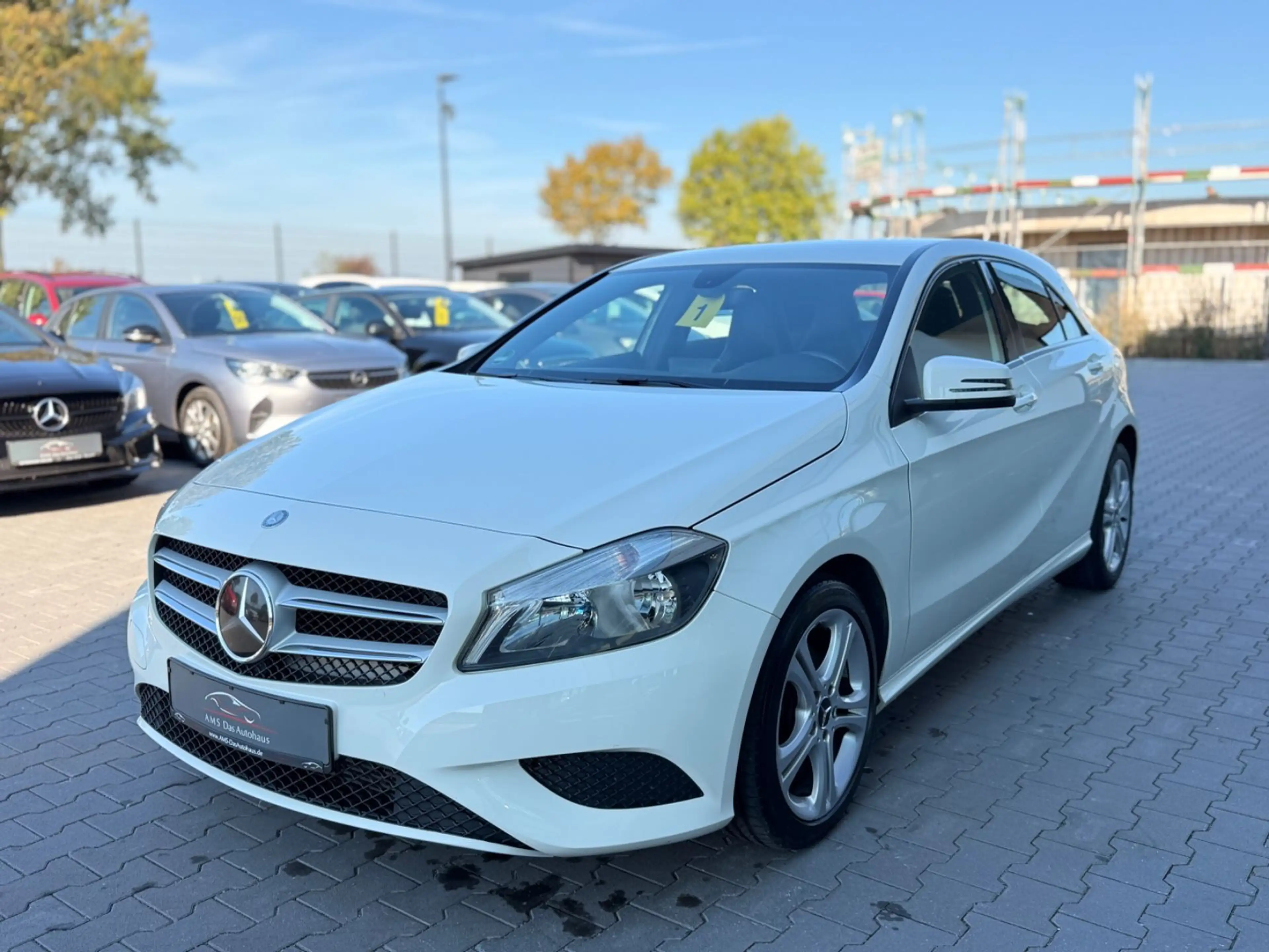 Mercedes-Benz A 180 BlueEfficiency AHK SHZ Navi Leder