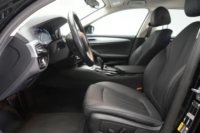 BMW 5 Series view 10
