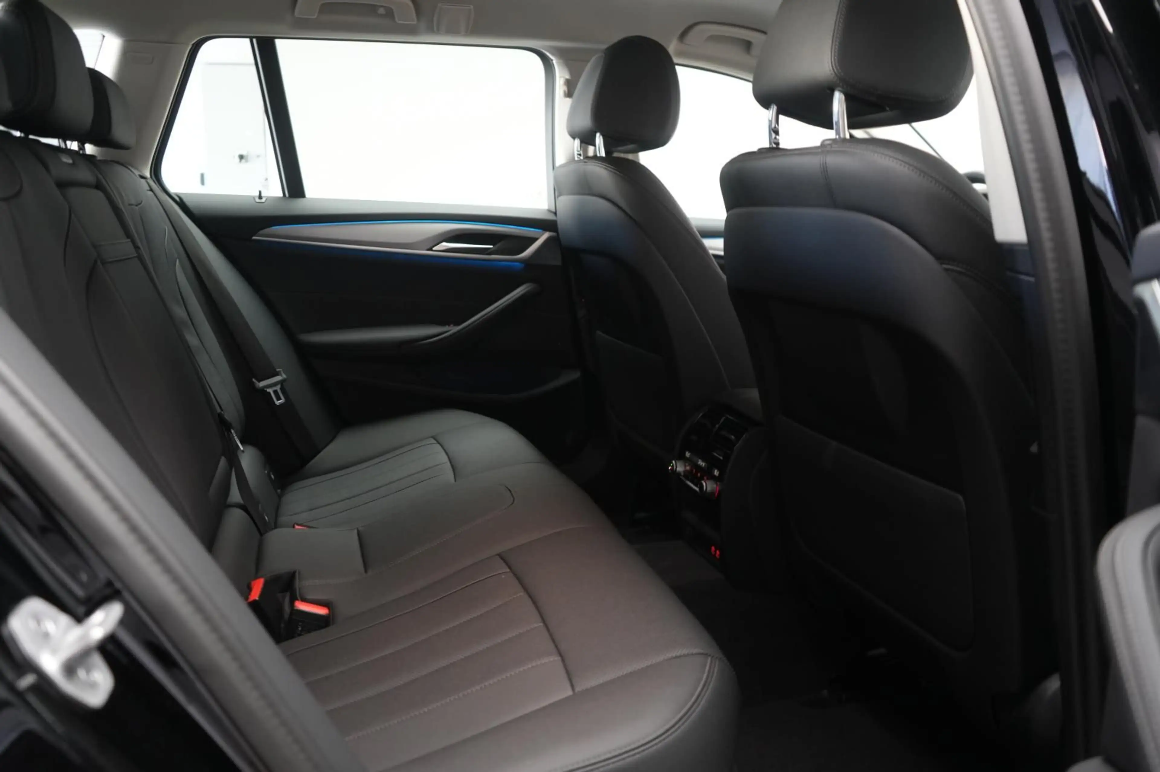 BMW 530 e Touring — photo 9