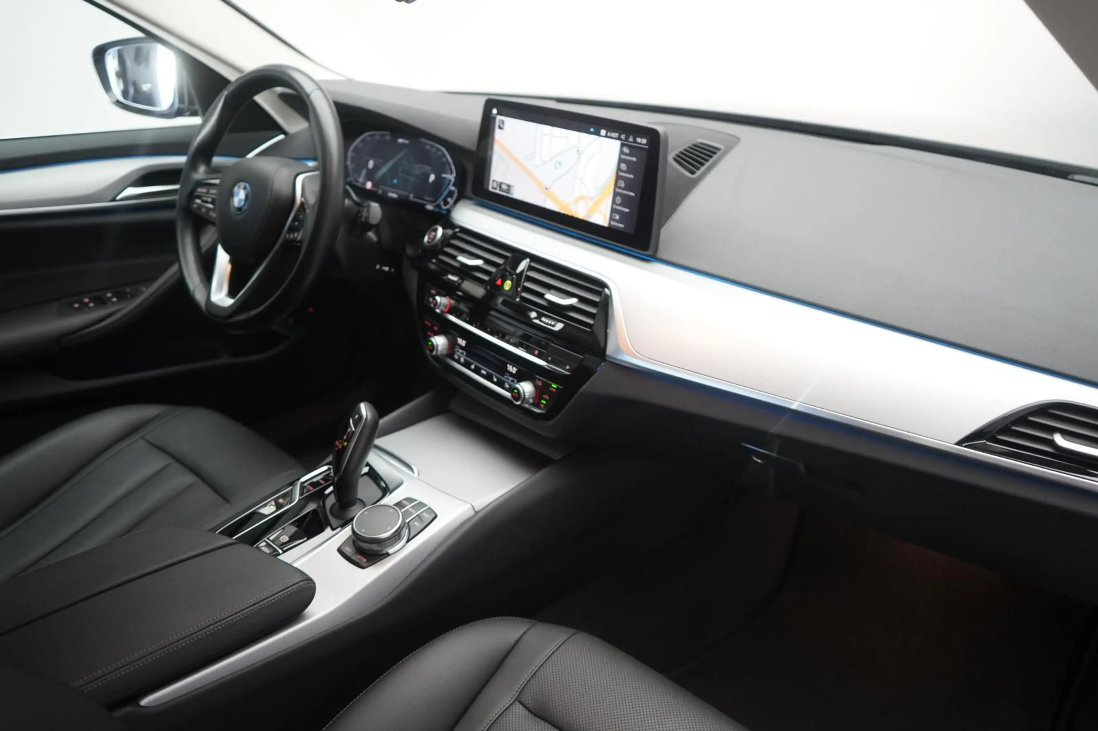 BMW 530 e Touring — photo 8
