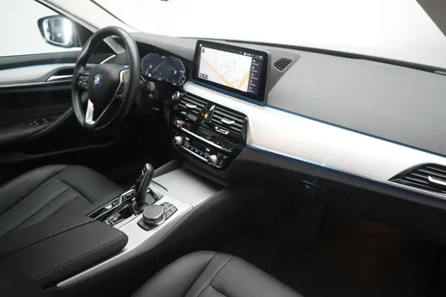 BMW 5 Series view 8