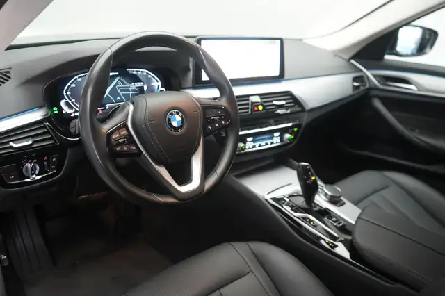 BMW 5 Series view 13