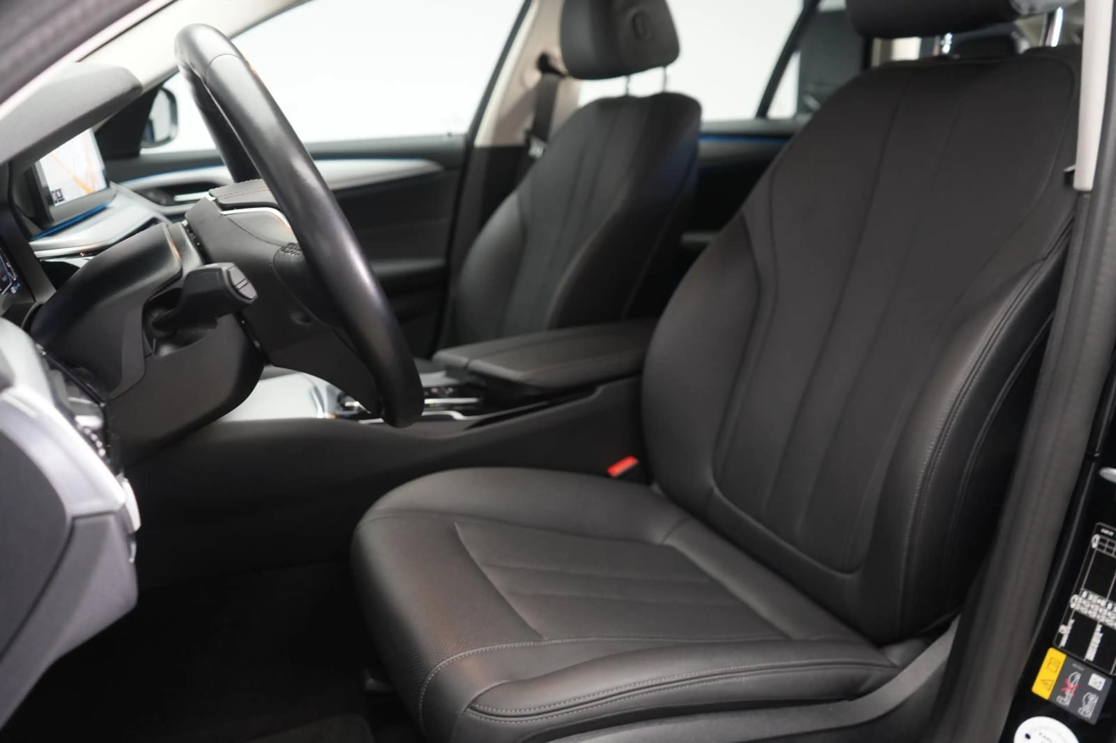 BMW 530 e Touring — photo 11