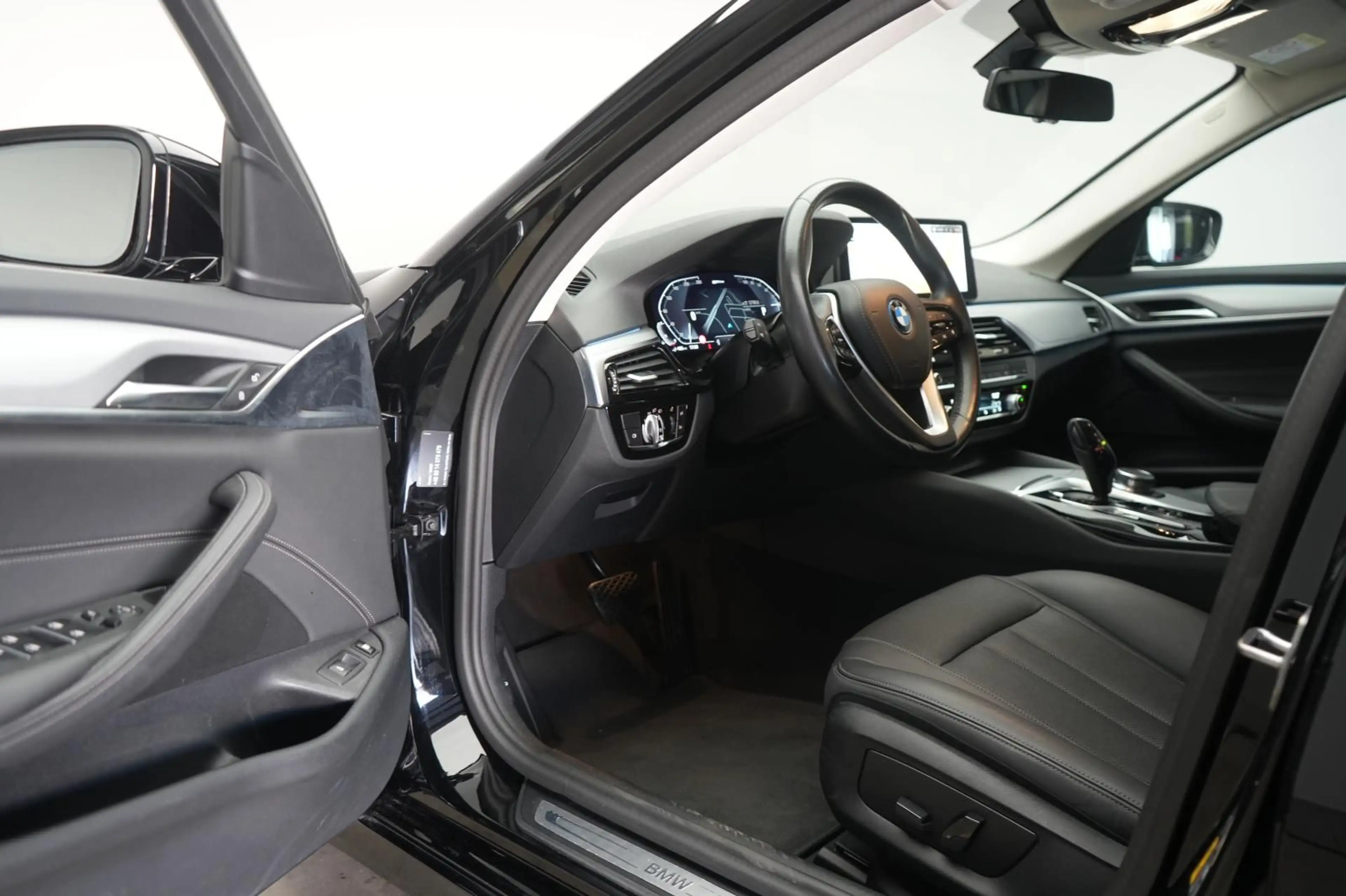 BMW 530 e Touring — photo 12