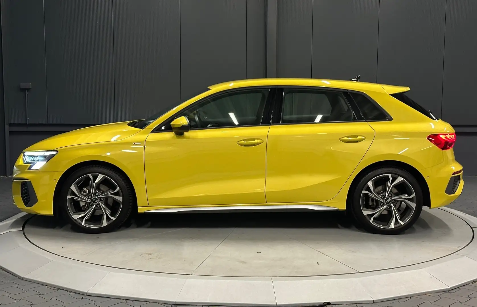 Audi A3 Sportback 35 TFSI S-Line*B&O*MATRIX*KAMERA*NAVI* Sárga - 2