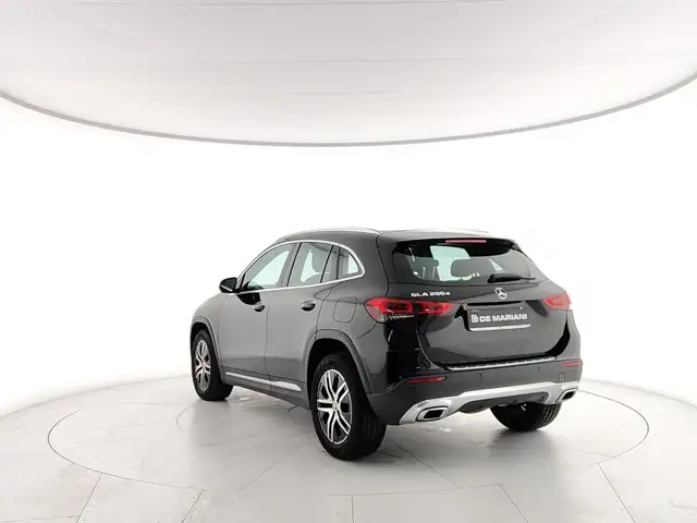 Mercedes-Benz Gla view 3