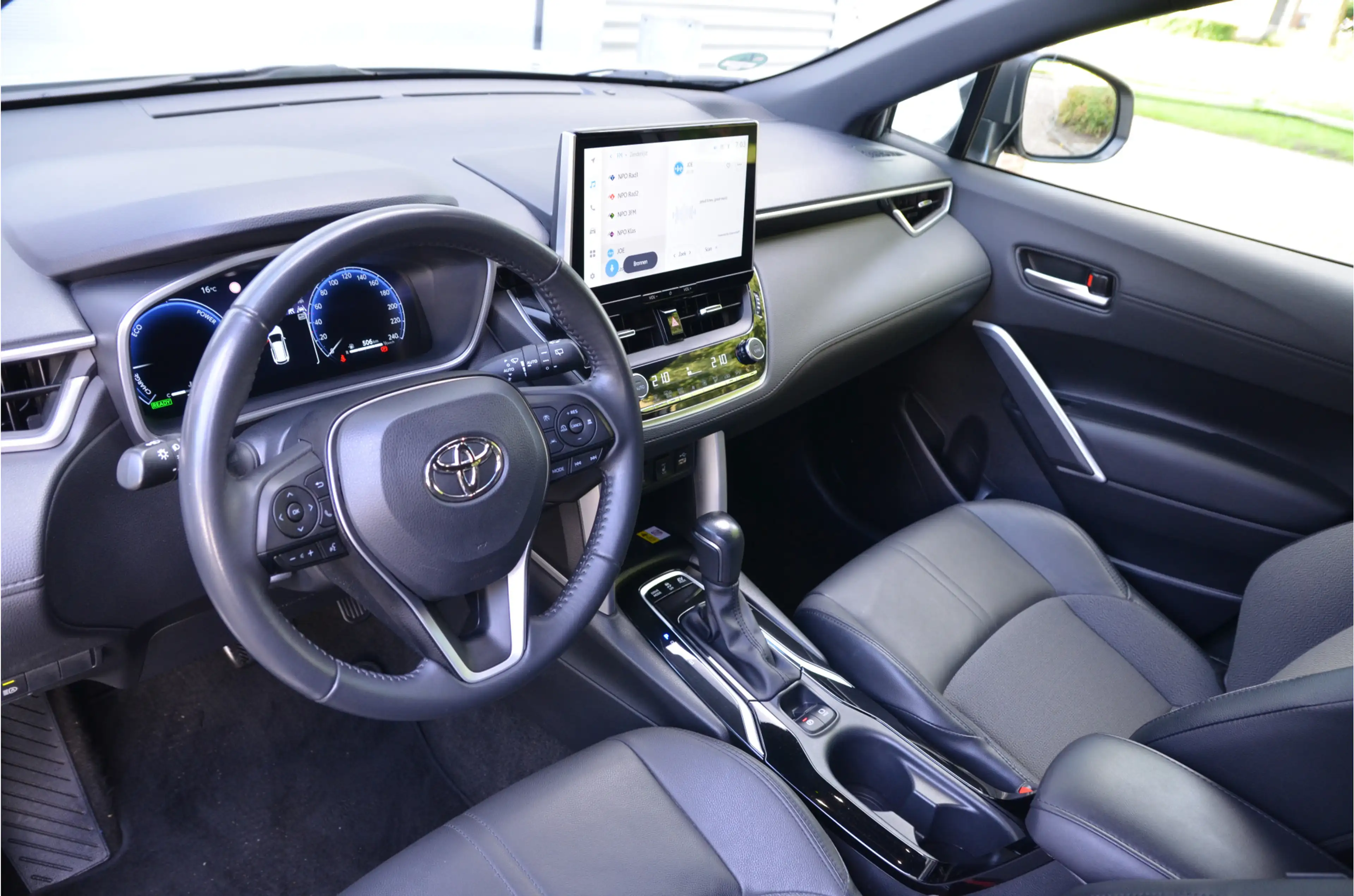 Toyota Corolla Cross Hybrid 140 Style + Premium Pack I Panorama-glasdak — photo 10