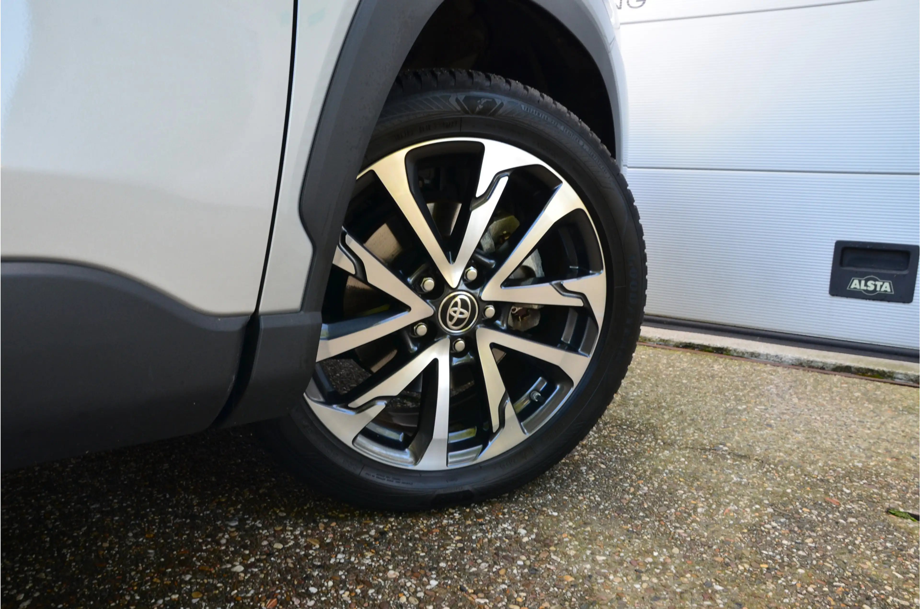 Toyota Corolla Cross Hybrid 140 Style + Premium Pack I Panorama-glasdak — photo 5
