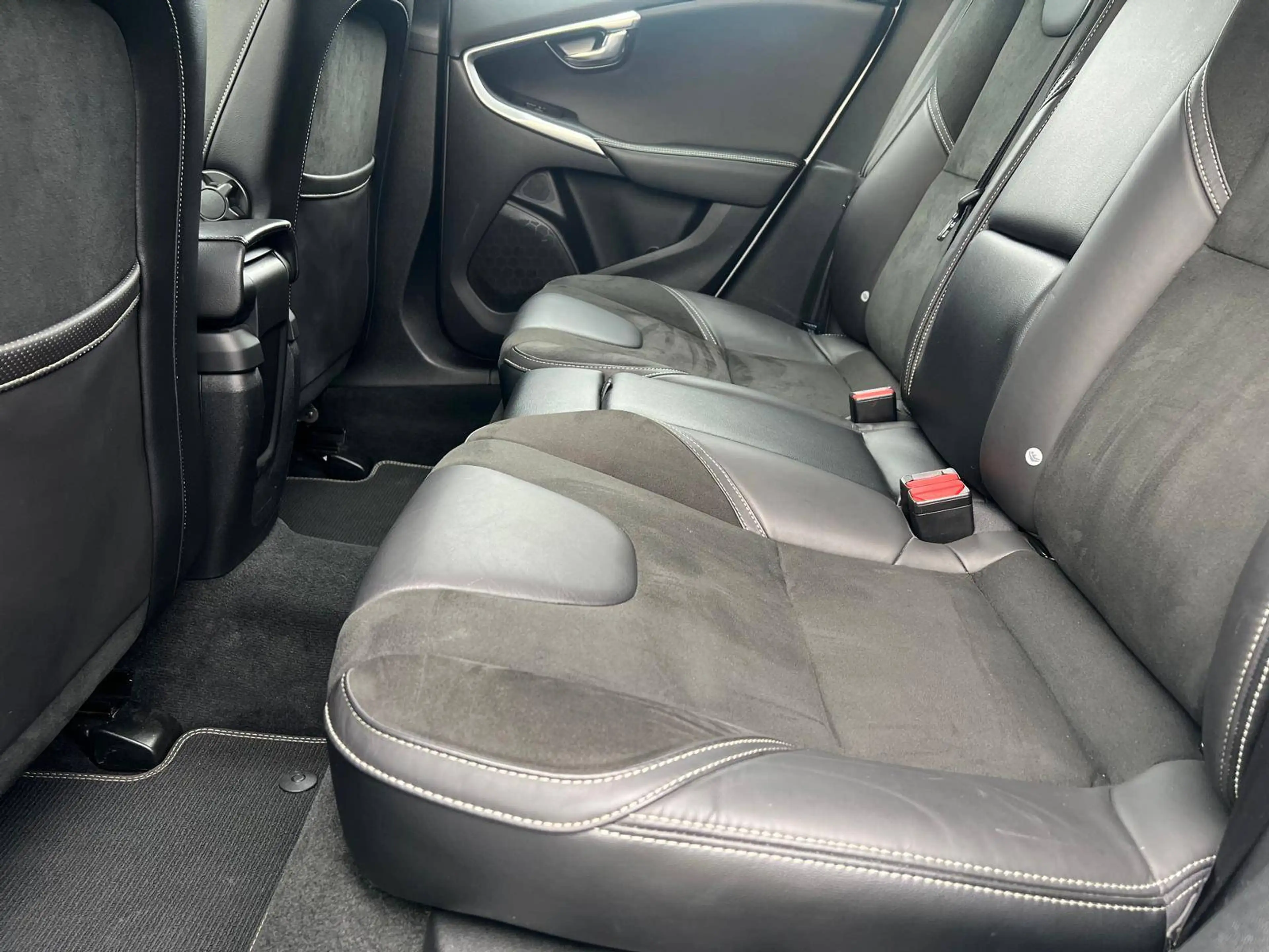 Volvo V40 2.0 D3 R-Design Automaat- Navi- Alcantara- Trekhaak- Led- Garantie! — photo 9