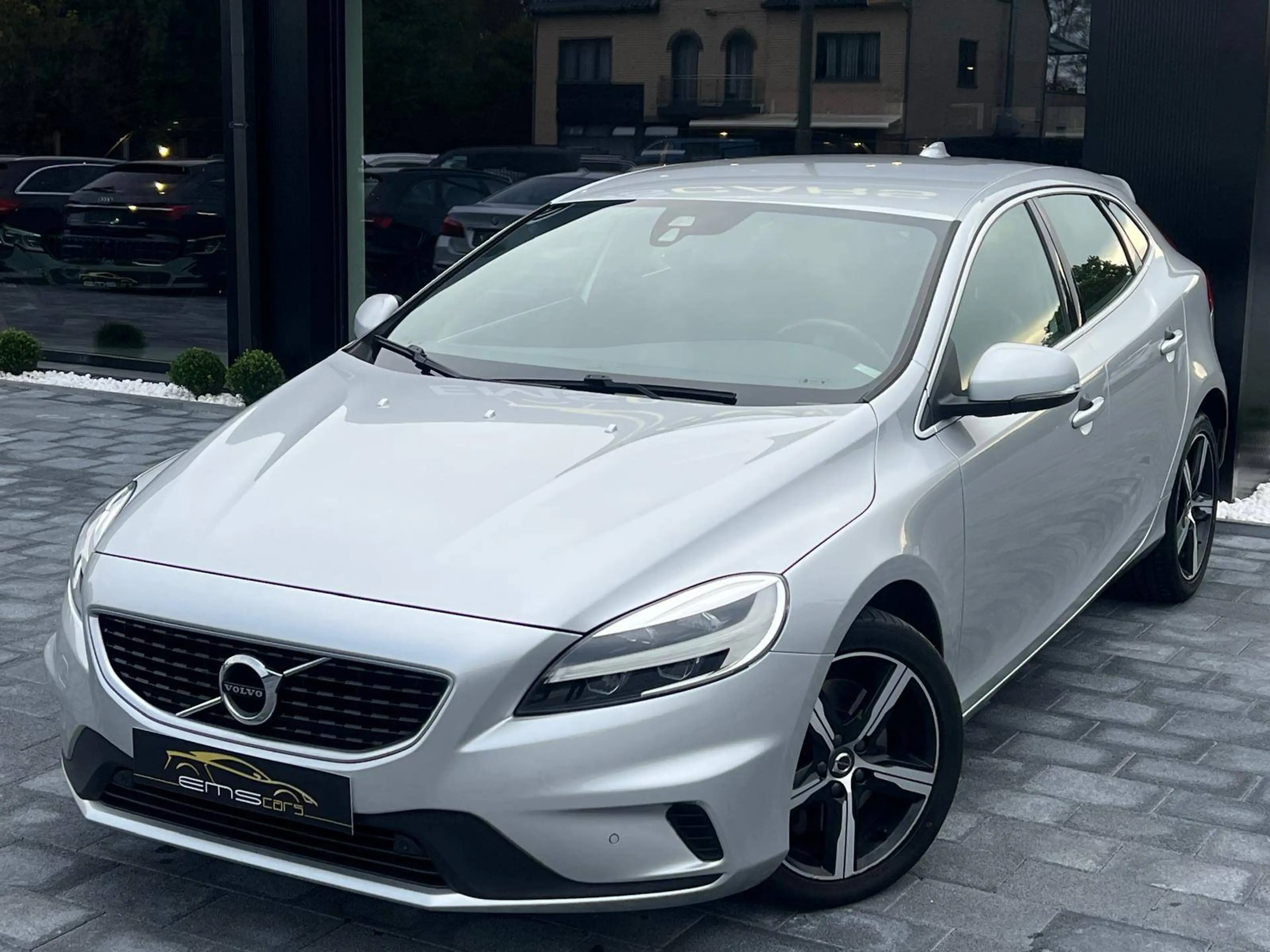 Volvo V40 2.0 D3 R-Design Automaat- Navi- Alcantara- Trekhaak- Led- Garantie! — photo 2
