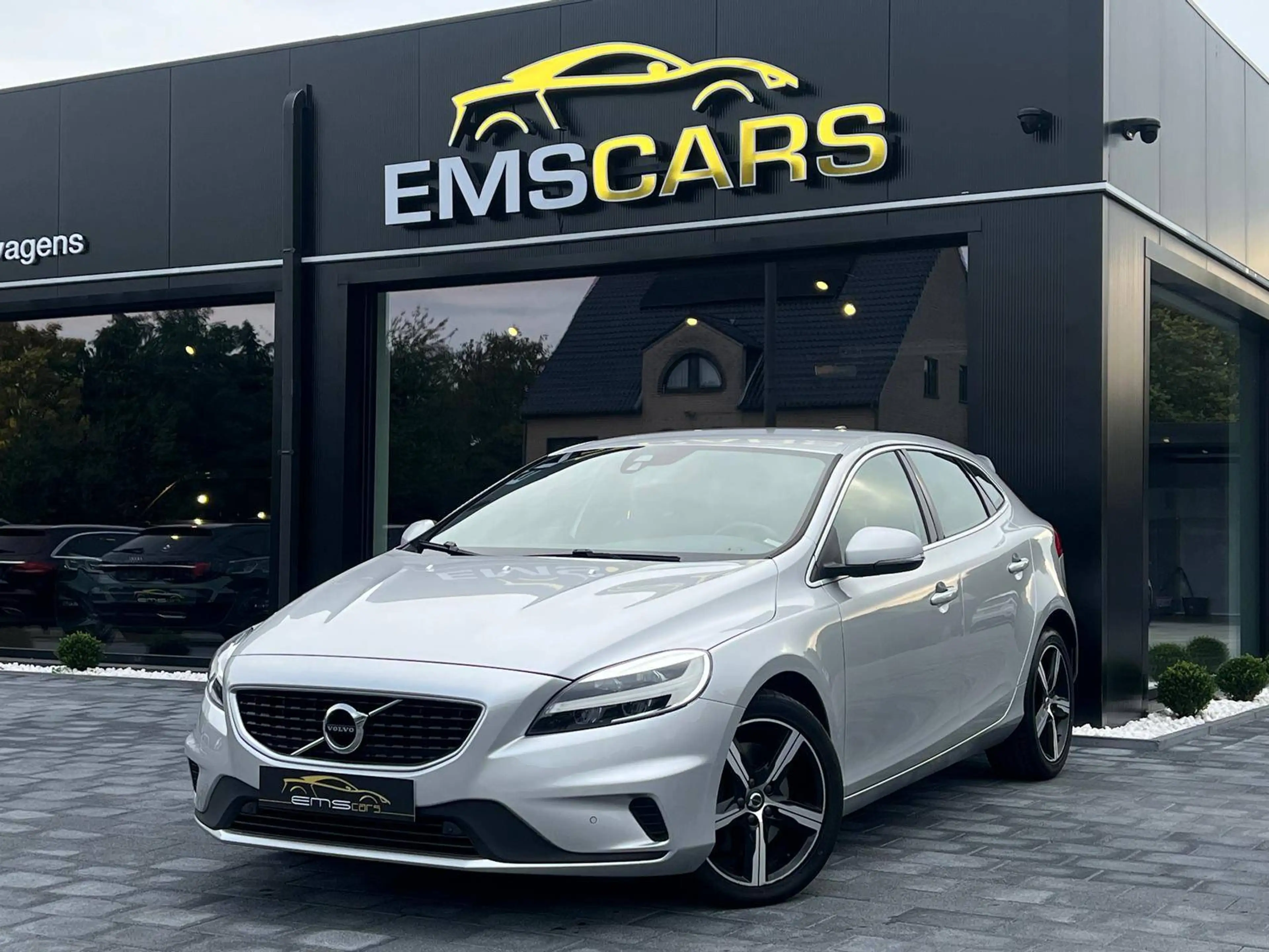 Volvo V40 2.0 D3 R-Design Automaat- Navi- Alcantara- Trekhaak- Led- Garantie!
