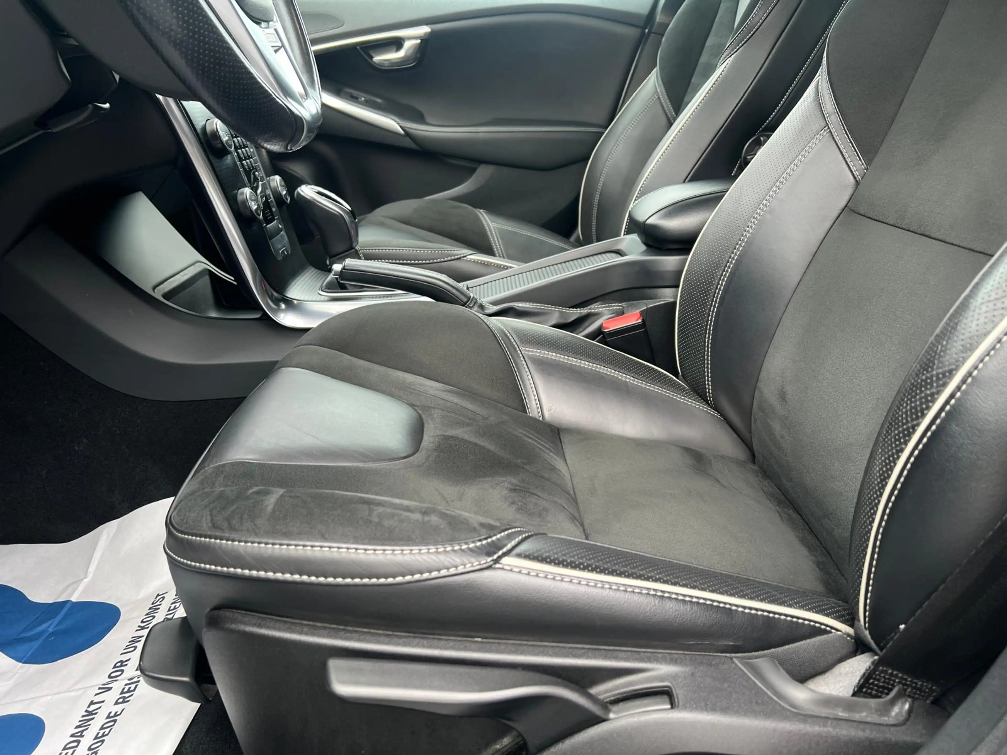 Volvo V40 2.0 D3 R-Design Automaat- Navi- Alcantara- Trekhaak- Led- Garantie! — photo 7