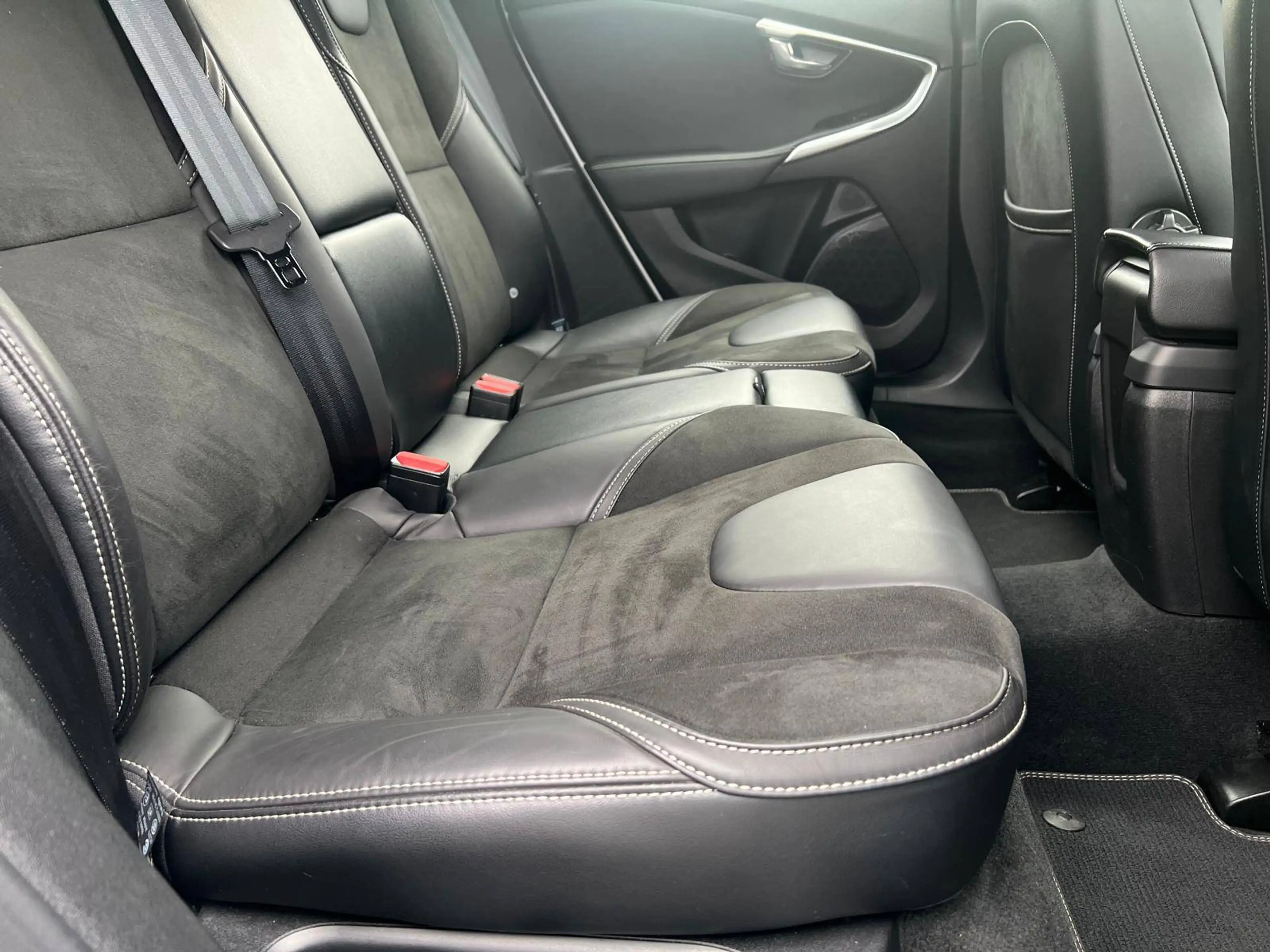 Volvo V40 2.0 D3 R-Design Automaat- Navi- Alcantara- Trekhaak- Led- Garantie! — photo 10