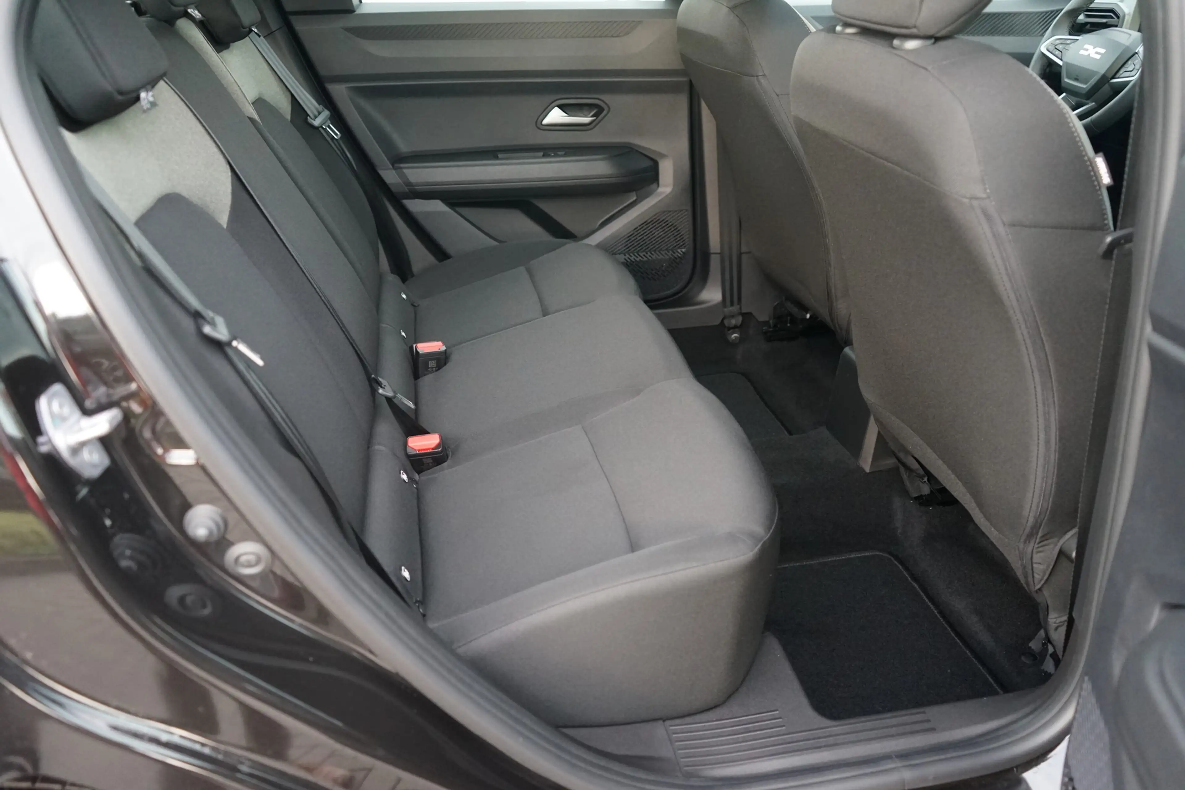 Dacia Bigster Essential 140 mHev LED Kamera — photo 11