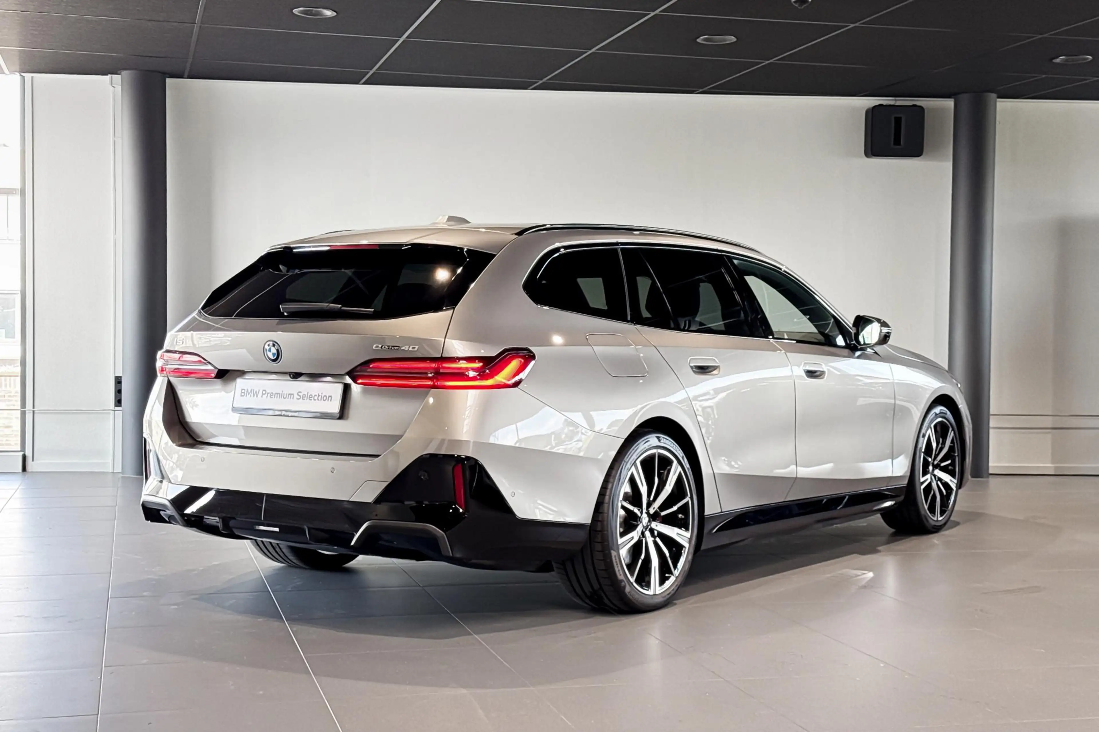 BMW i5 Touring eDrive40 84 kWh | M Sport Pro | Glazen Pan — photo 6