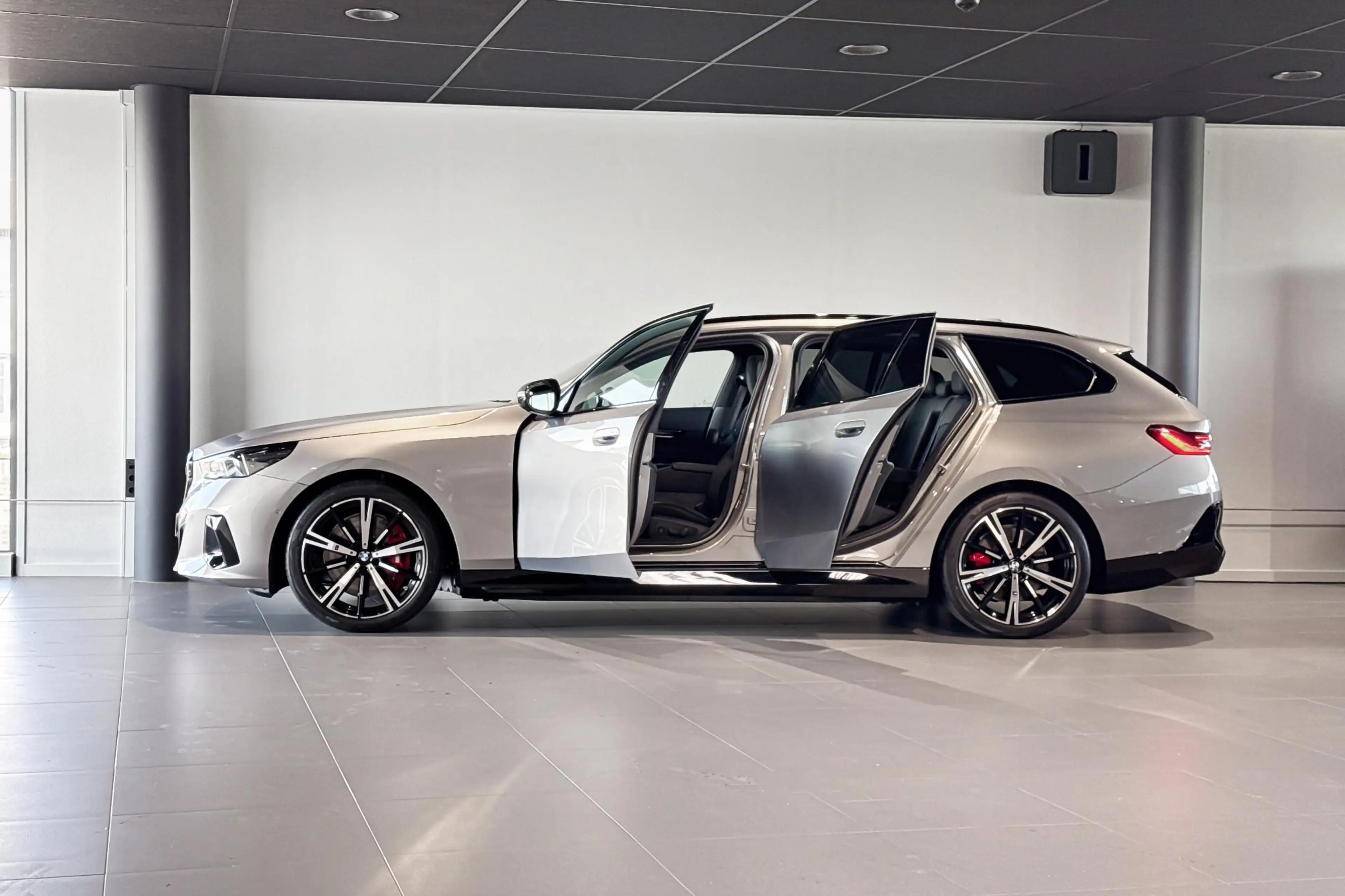 BMW i5 Touring eDrive40 84 kWh | M Sport Pro | Glazen Pan — photo 3