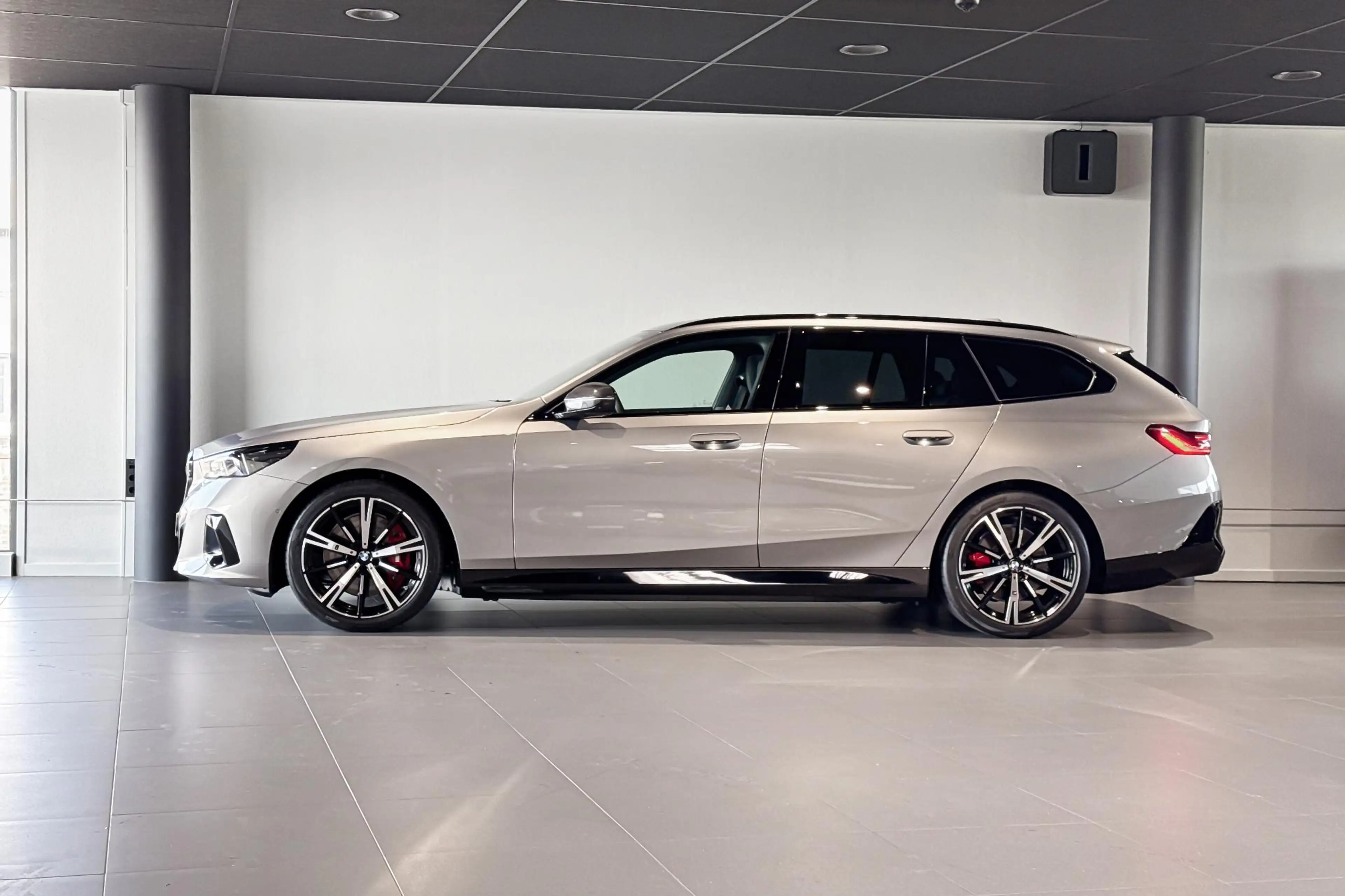 BMW i5 Touring eDrive40 84 kWh | M Sport Pro | Glazen Pan — photo 2