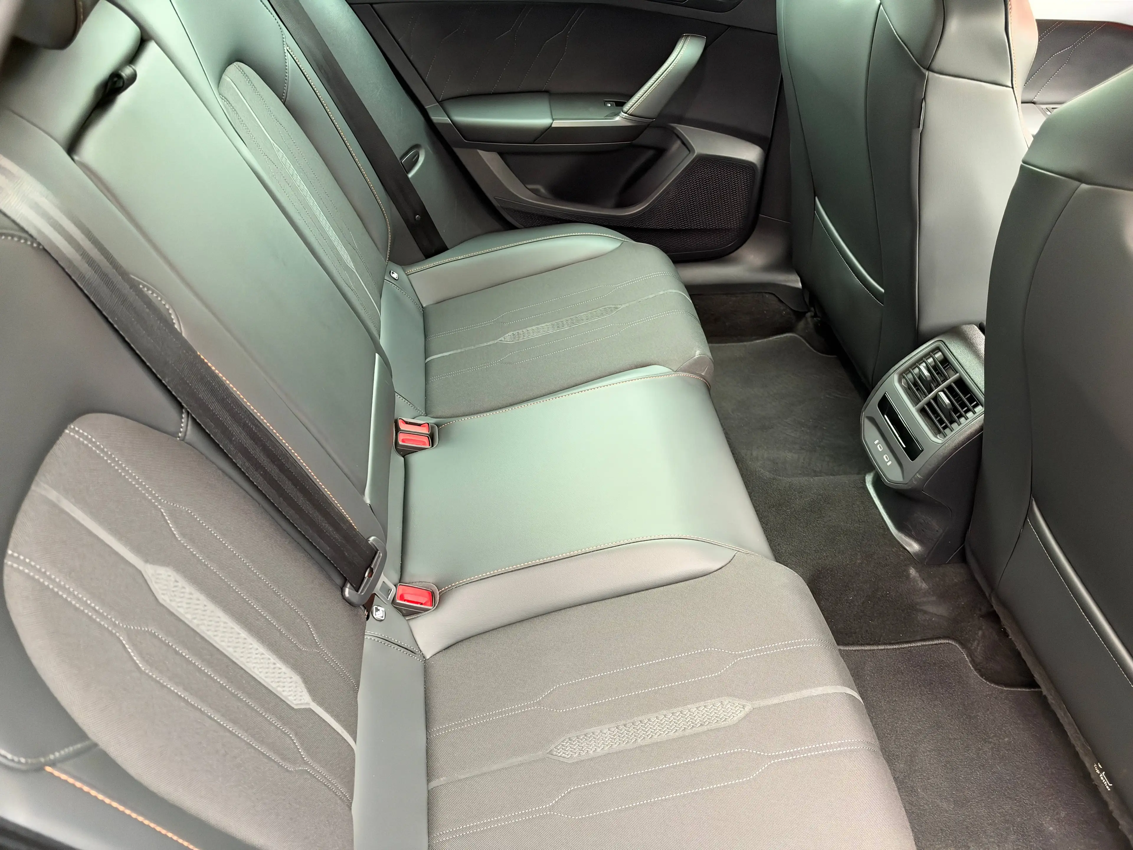 CUPRA Leon VZ e-Hybrid *PANORAMA*DAB*LED*SPORTSITZE*NAVI*TOP — photo 13
