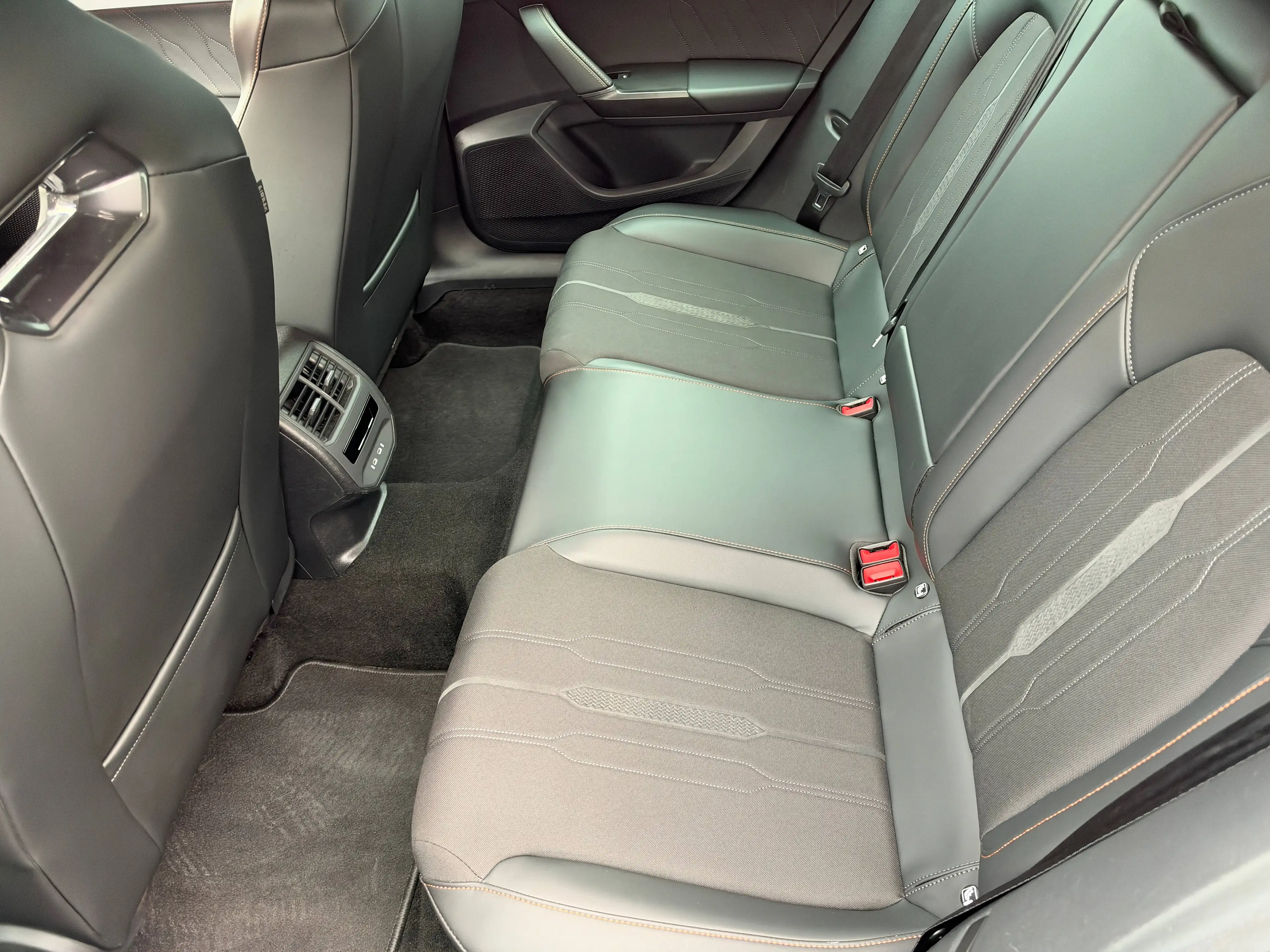 CUPRA Leon VZ e-Hybrid *PANORAMA*DAB*LED*SPORTSITZE*NAVI*TOP — photo 10
