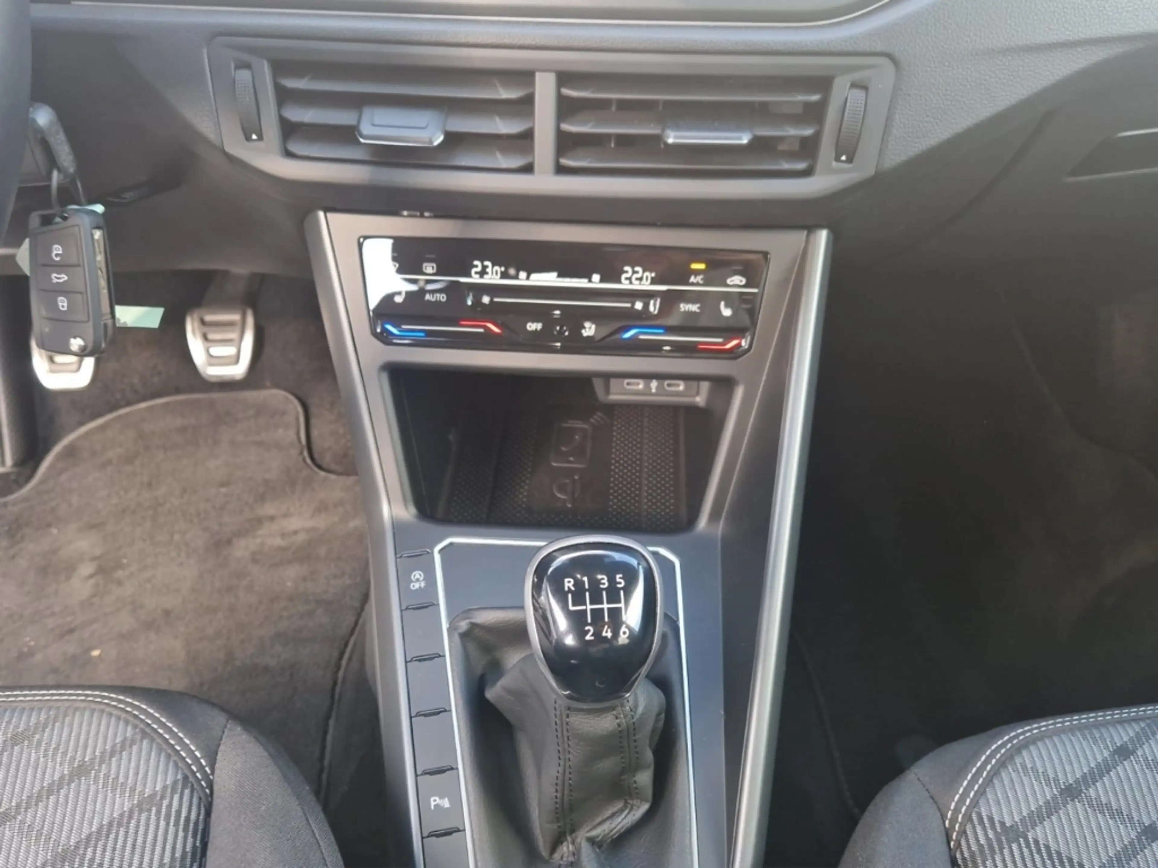 Volkswagen Taigo 1.0 TSI R-Line *MATRIX*PANO*APP-CONN.*NAVI* — photo 15