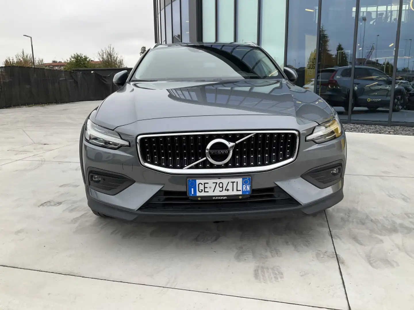 Volvo V60 Cross Country B4 (d) AWD Geartronic Business Pro Сірий - 2