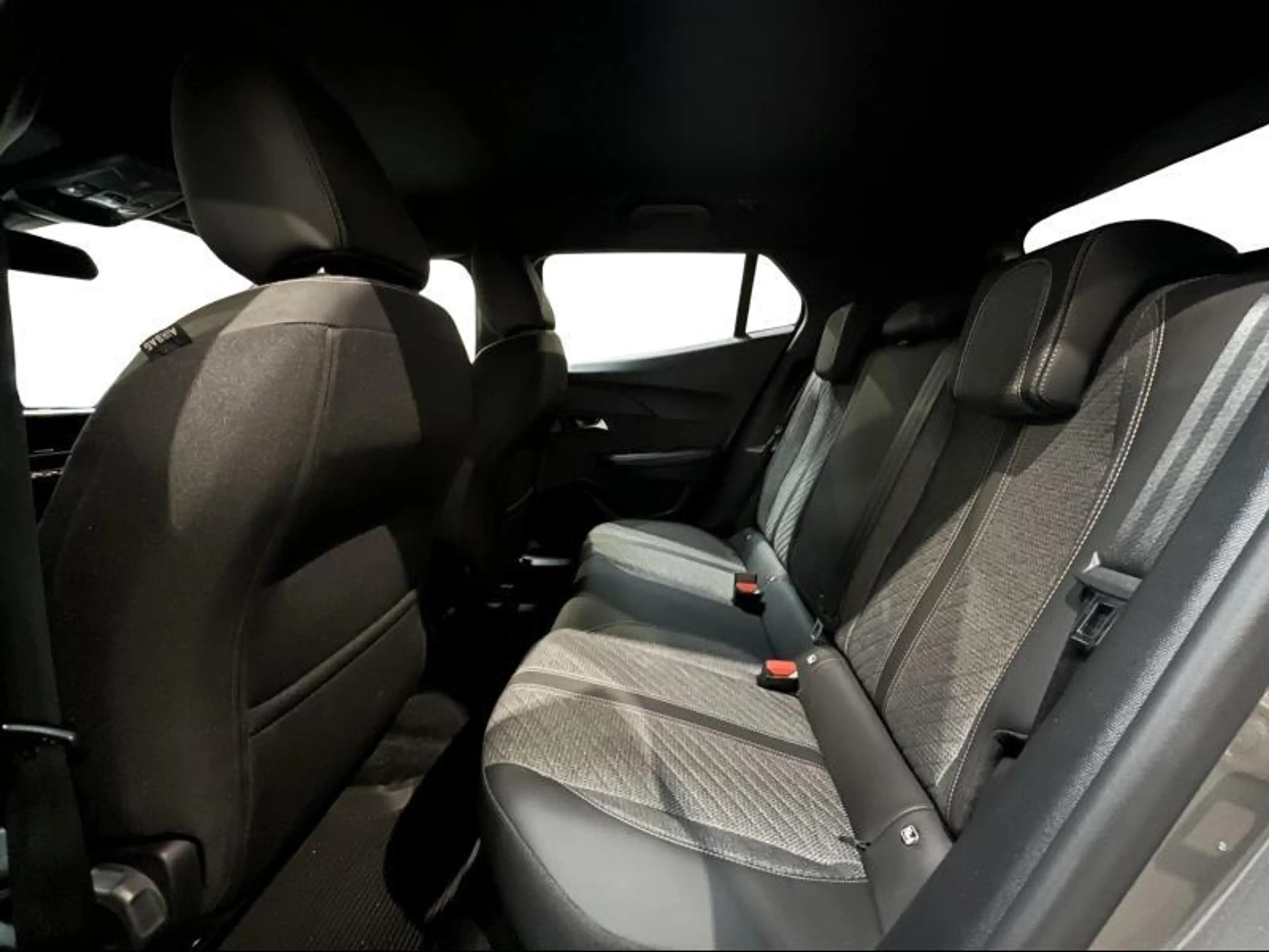 Peugeot 2008 Allure Pack | 360° | Carplay | — photo 11
