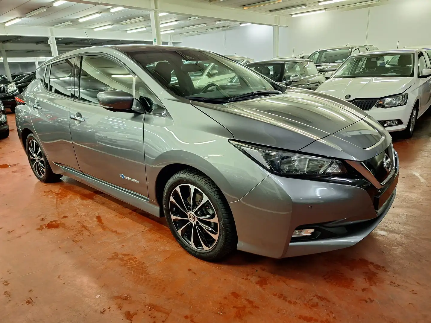 Nissan Leaf 40 kWh - 14876 € HTVA Gris - 1