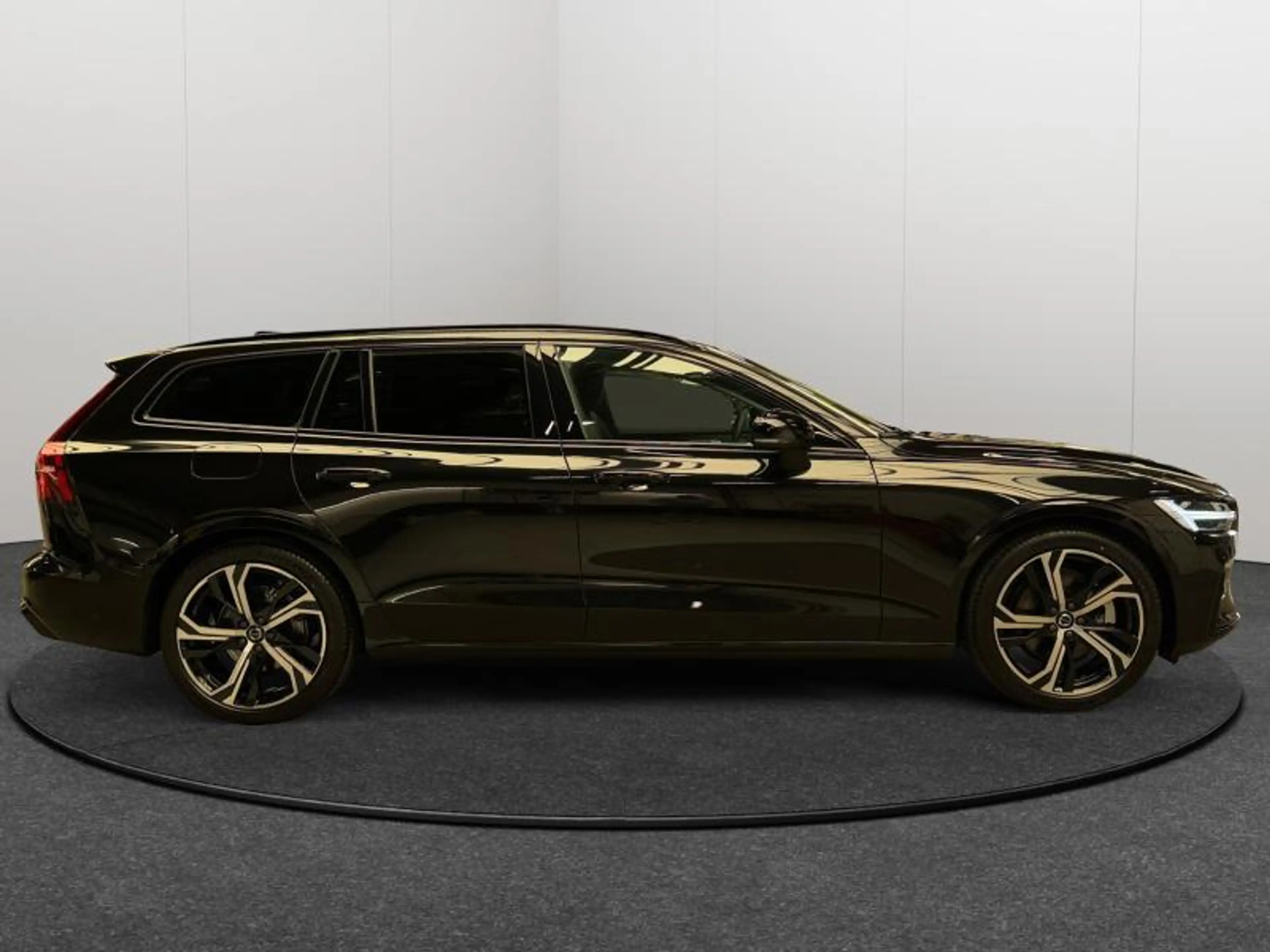 Volvo V60 B4 Plus Dark / Essence — photo 7