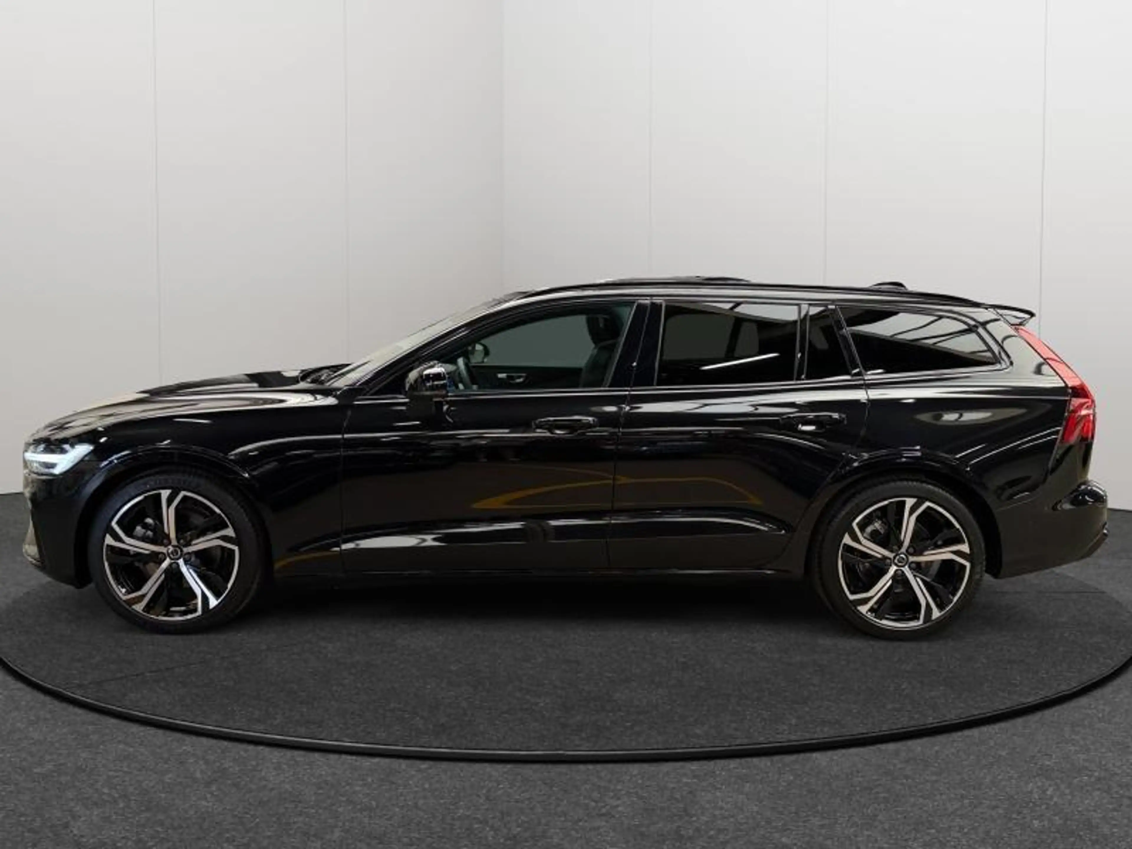 Volvo V60 B4 Plus Dark / Essence — photo 4