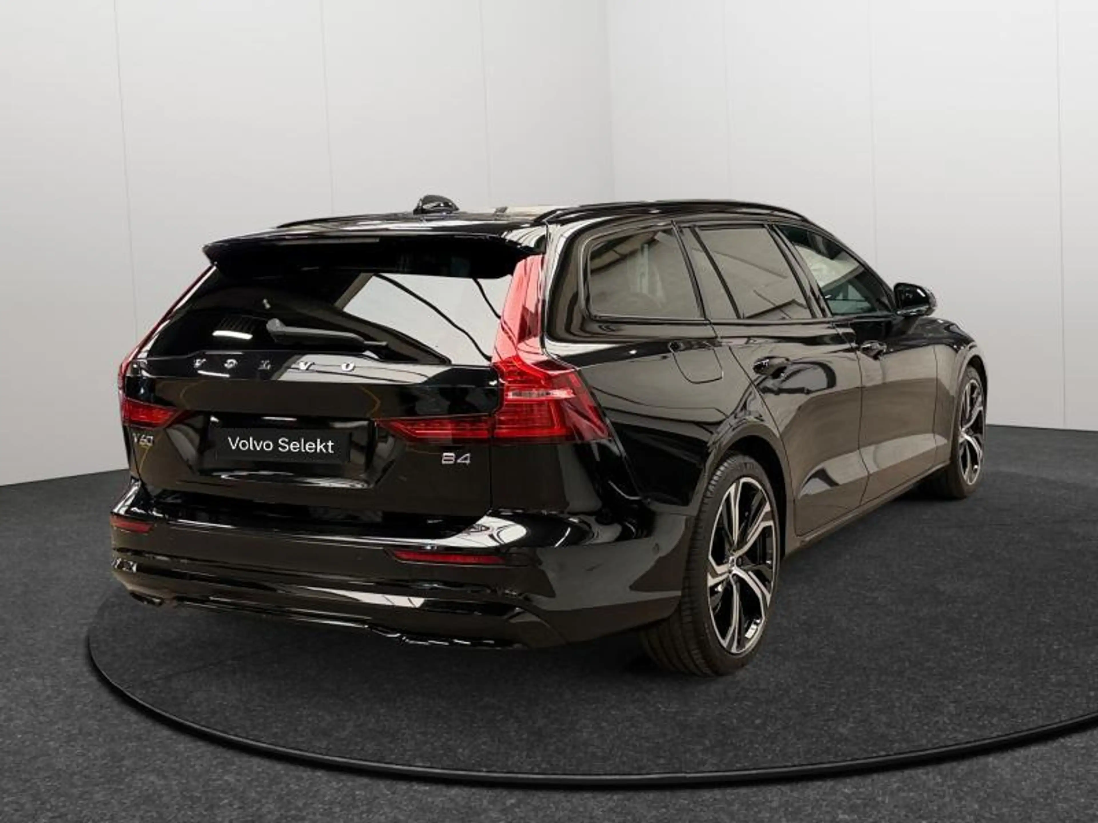 Volvo V60 B4 Plus Dark / Essence — photo 2