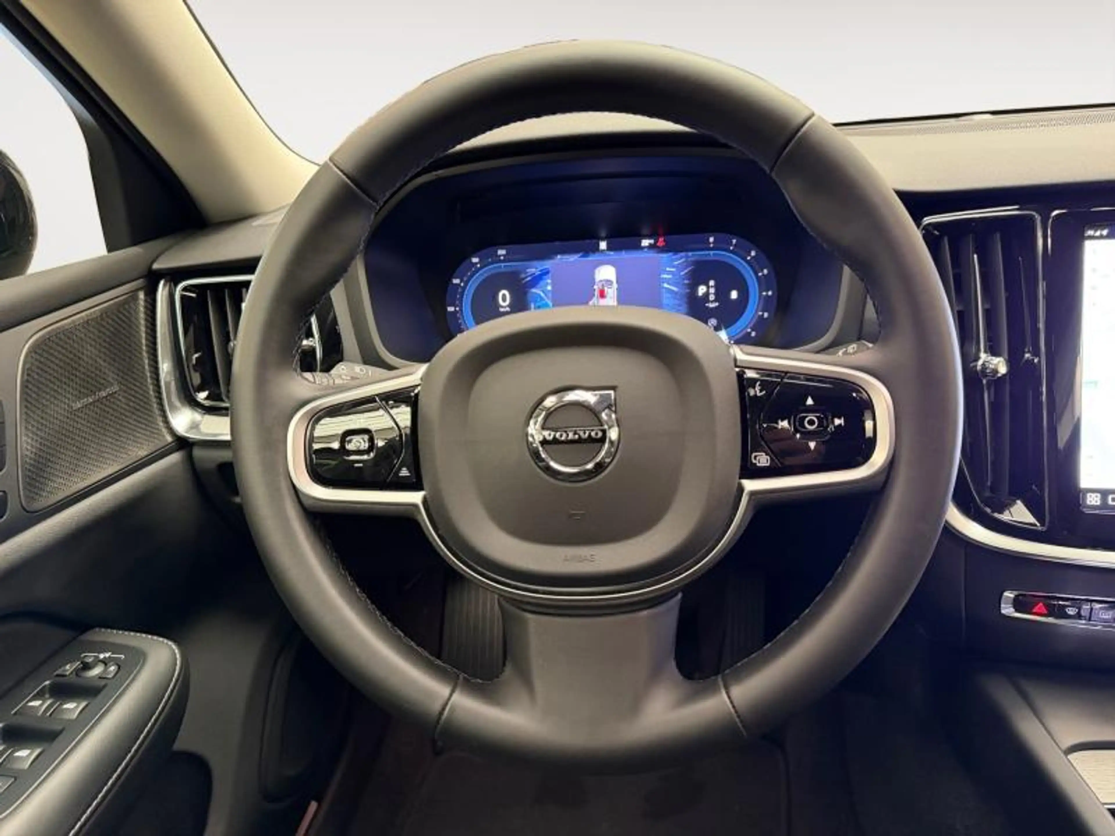 Volvo V60 B4 Plus Dark / Essence — photo 12