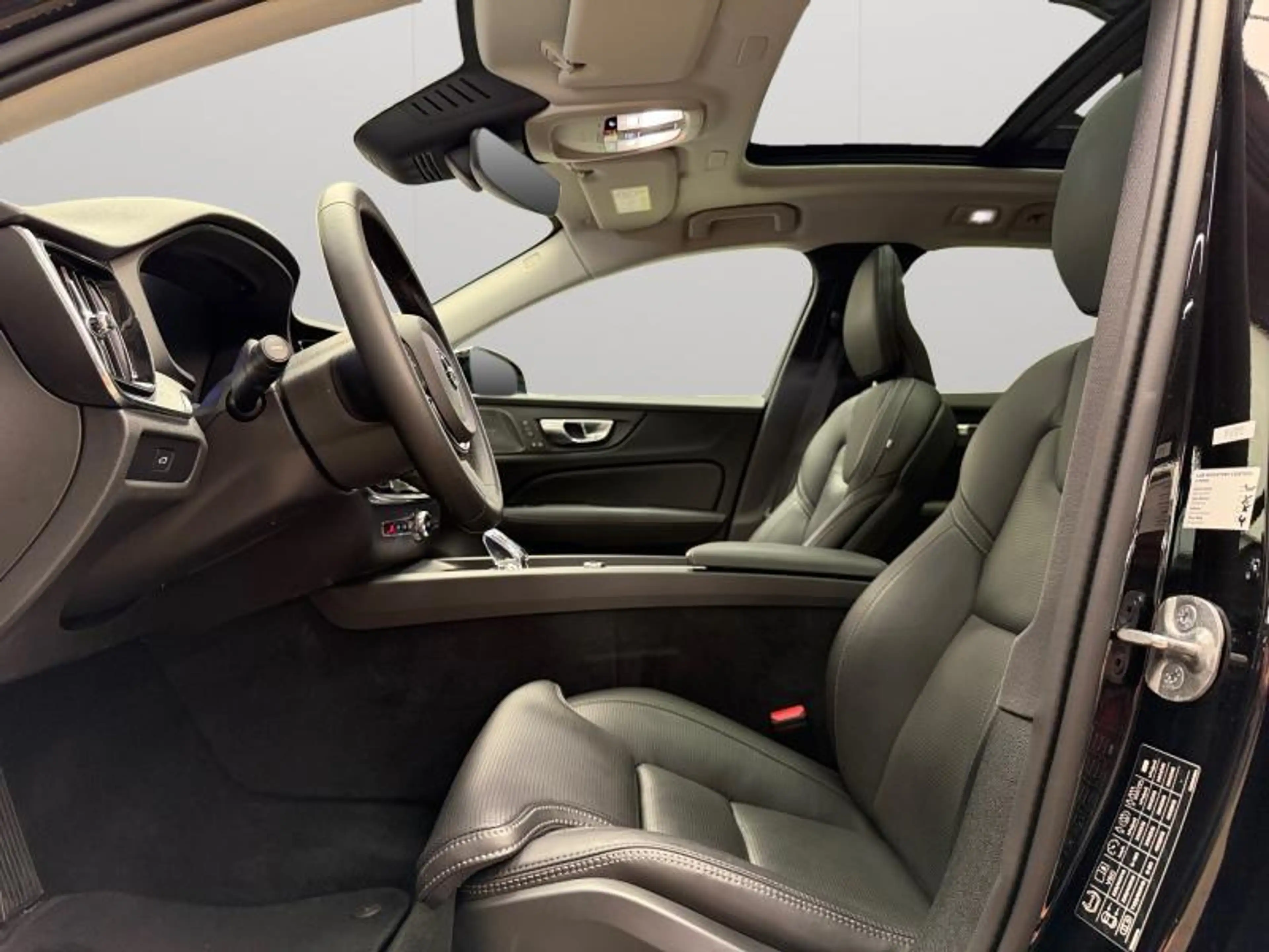 Volvo V60 B4 Plus Dark / Essence — photo 10