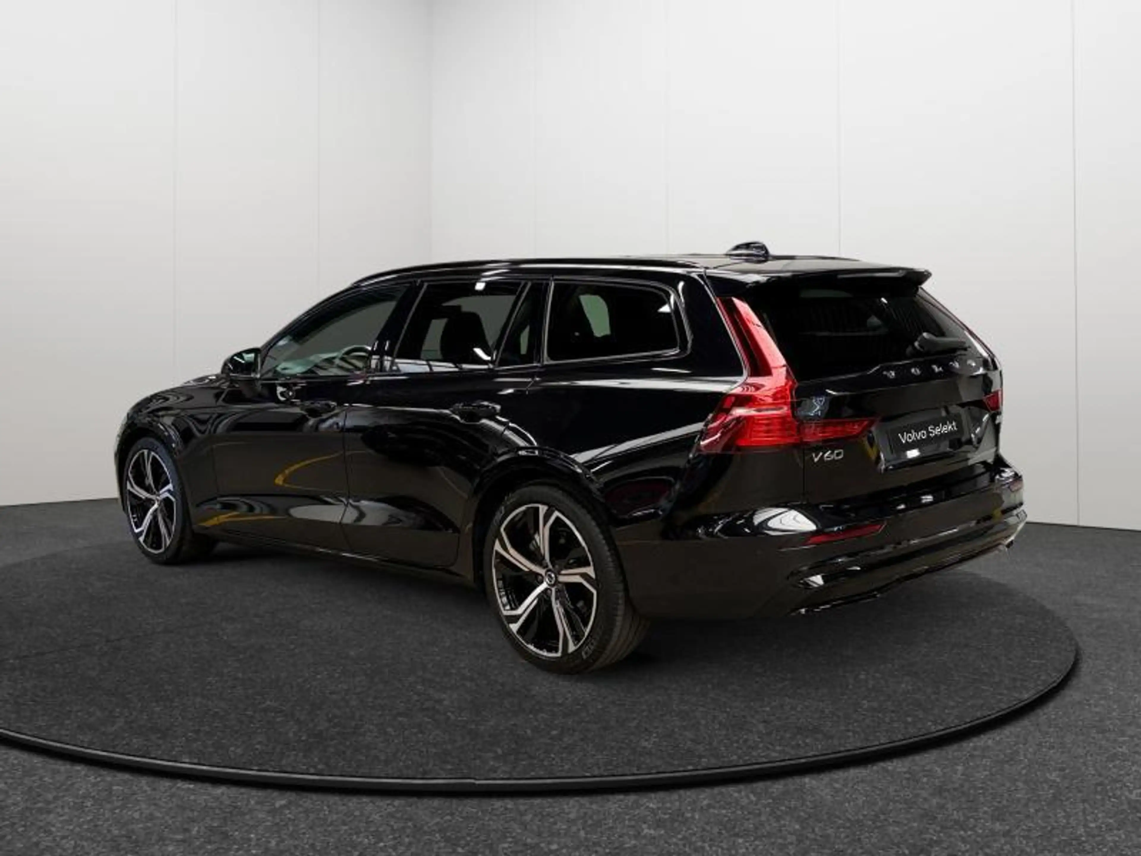 Volvo V60 B4 Plus Dark / Essence — photo 5