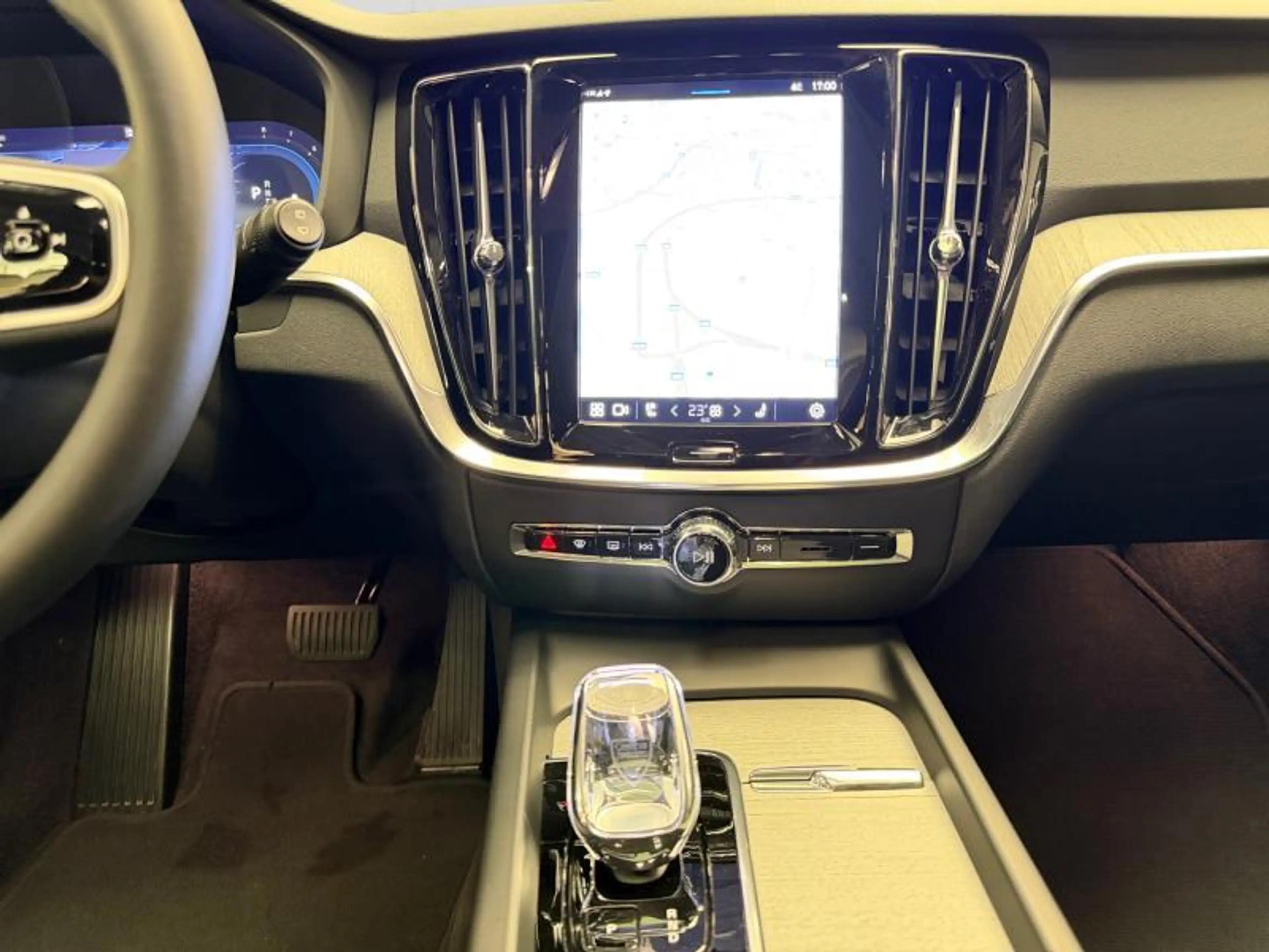 Volvo V60 B4 Plus Dark / Essence — photo 11