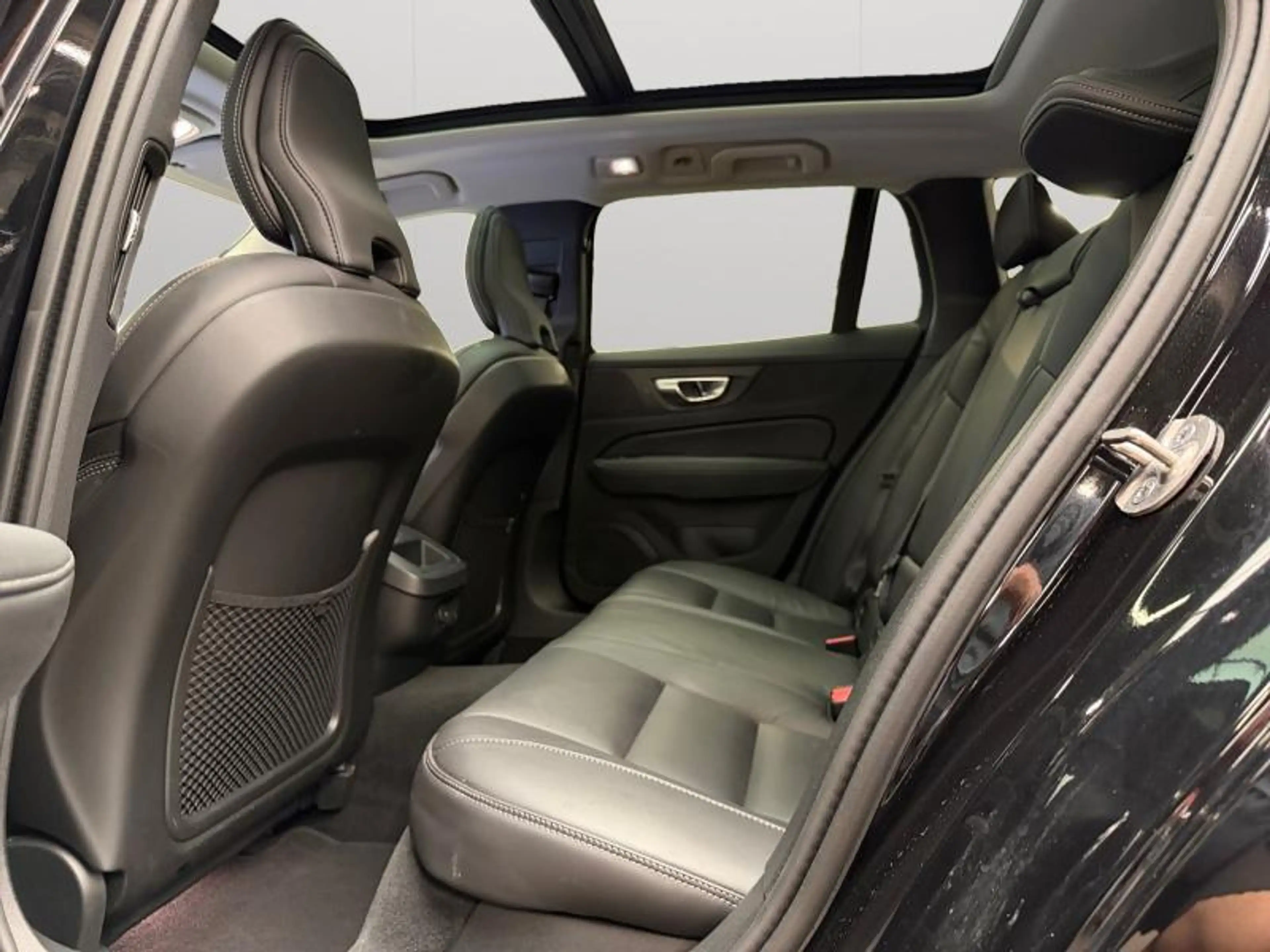 Volvo V60 B4 Plus Dark / Essence — photo 13