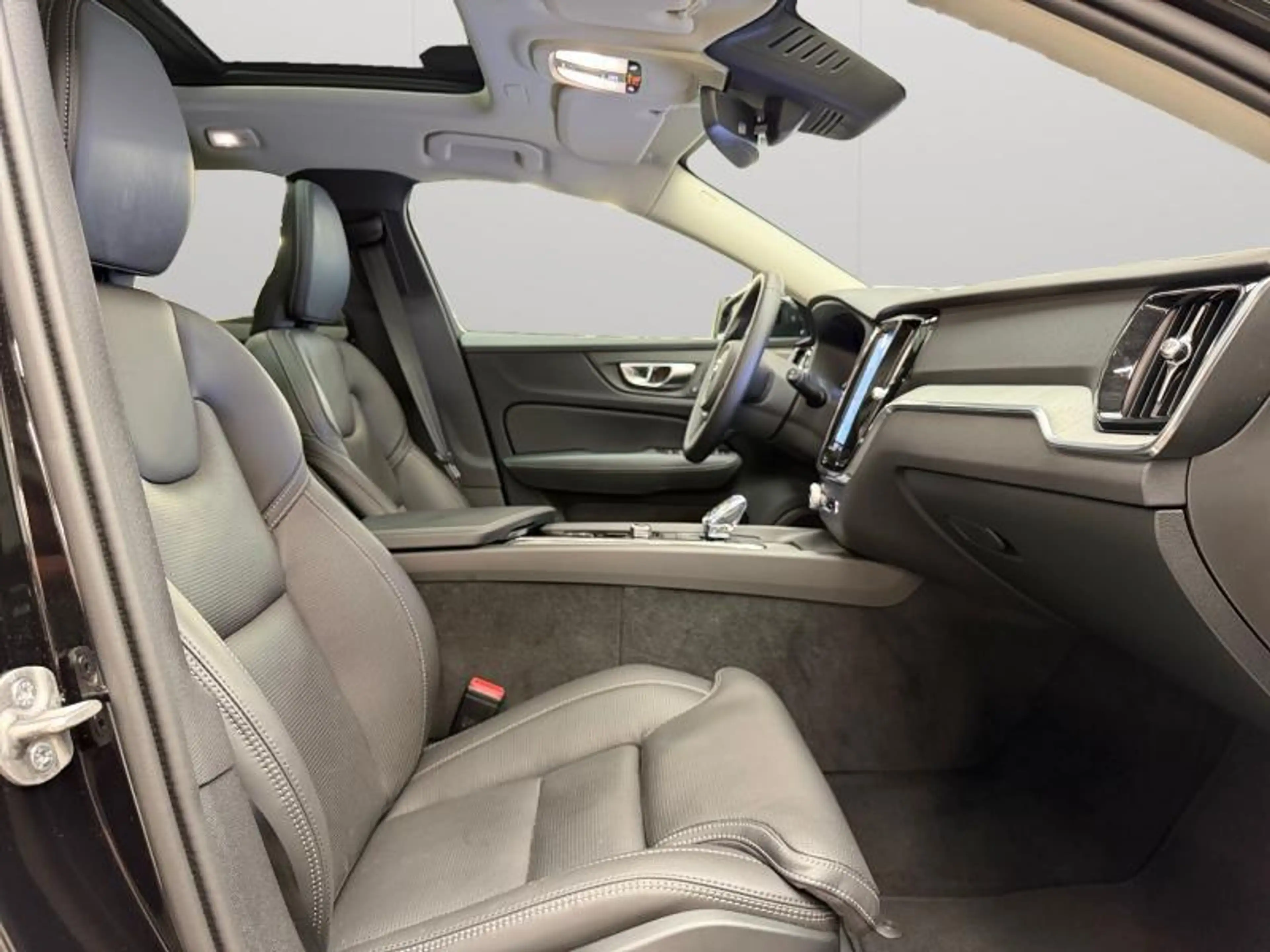 Volvo V60 B4 Plus Dark / Essence — photo 15