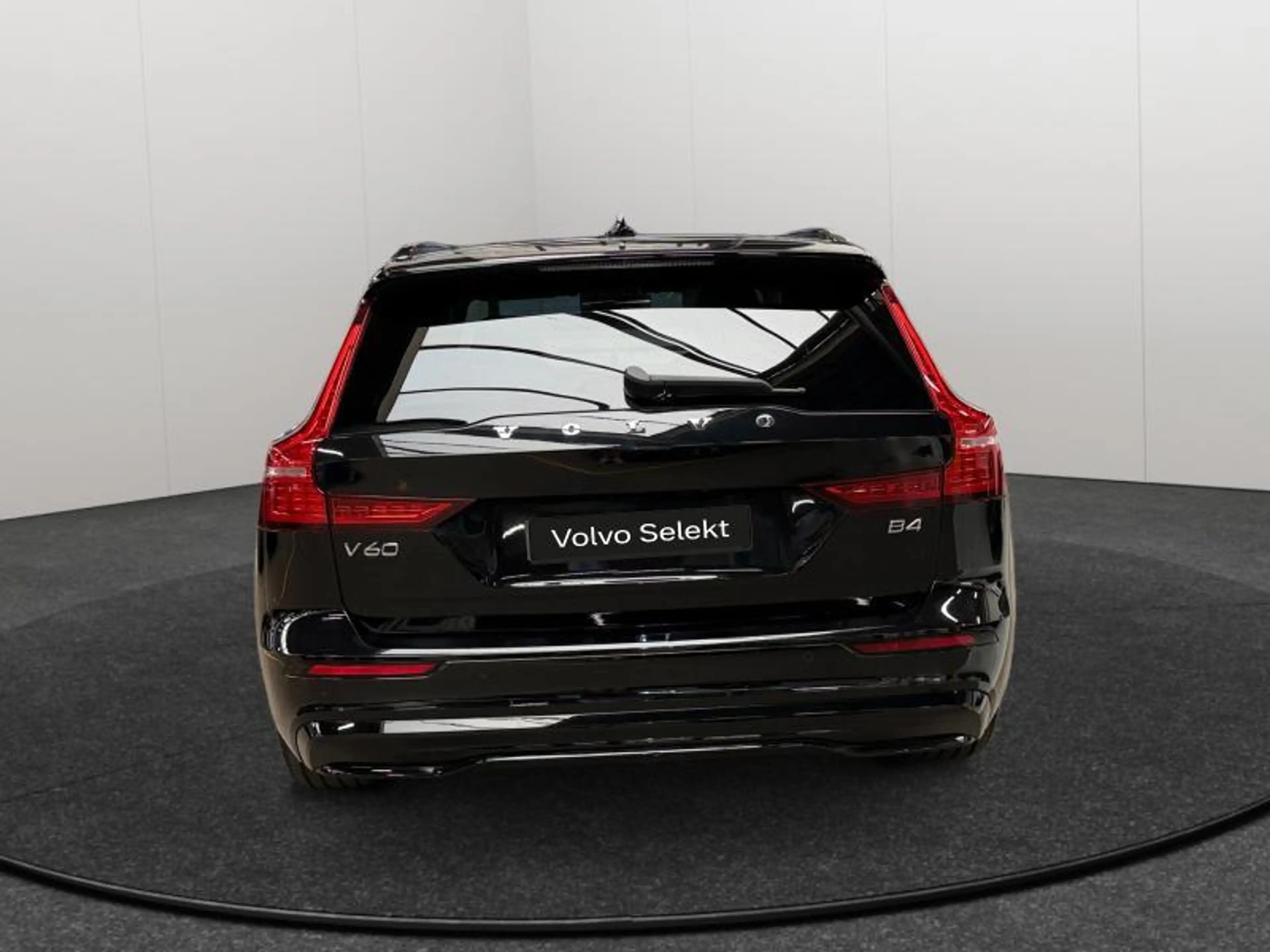 Volvo V60 B4 Plus Dark / Essence — photo 6